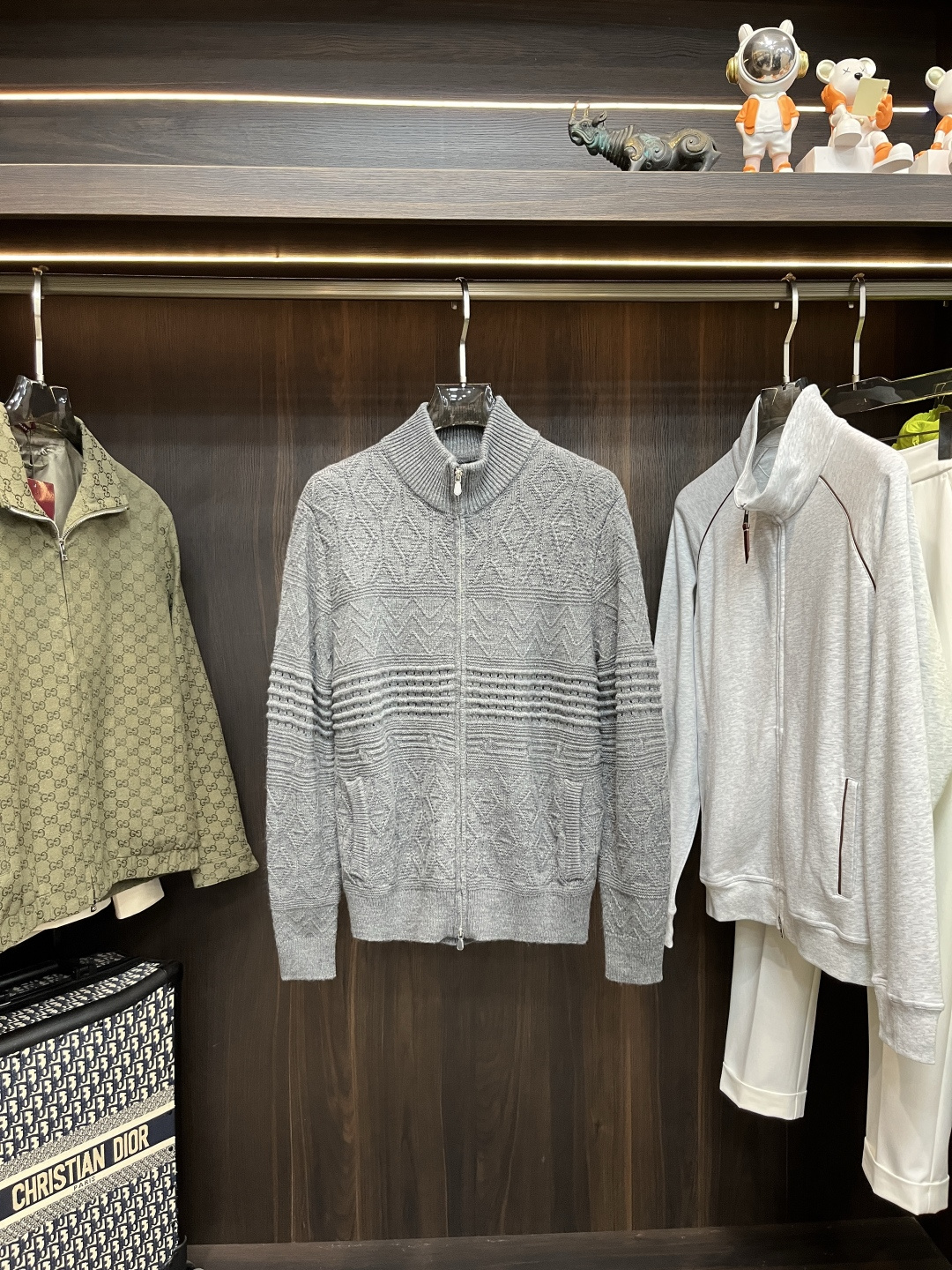 NO:623637,We mainly recommend the Dior 2025 latest fashion designer jacket Dior knitted jacket. Every detail shows craftsmanship and the design changes are enough advanced structural tailoring to show the diverse image changes of men. It is slim and neat, and tailored to meet the current popular multi-layered outfits and versatile styles for life!  Color Single color Size S-XL H2025 new model debut, dior, dior, jackets & coats, alexander wang19860909主推 Dior 2025最新款时尚设计师款外套迪奥针织外套,处处细节显工艺足够的高级结构性剪裁的设计改变来展现男士多样的形象变化,修身利落、剪裁合体,满足时下正流行的多层次穿搭,生活百搭款式！ 颜色单色 码数S-XL H2025新款首发,,dior,dior,jackets & coats,alexander wang,Men's clothing