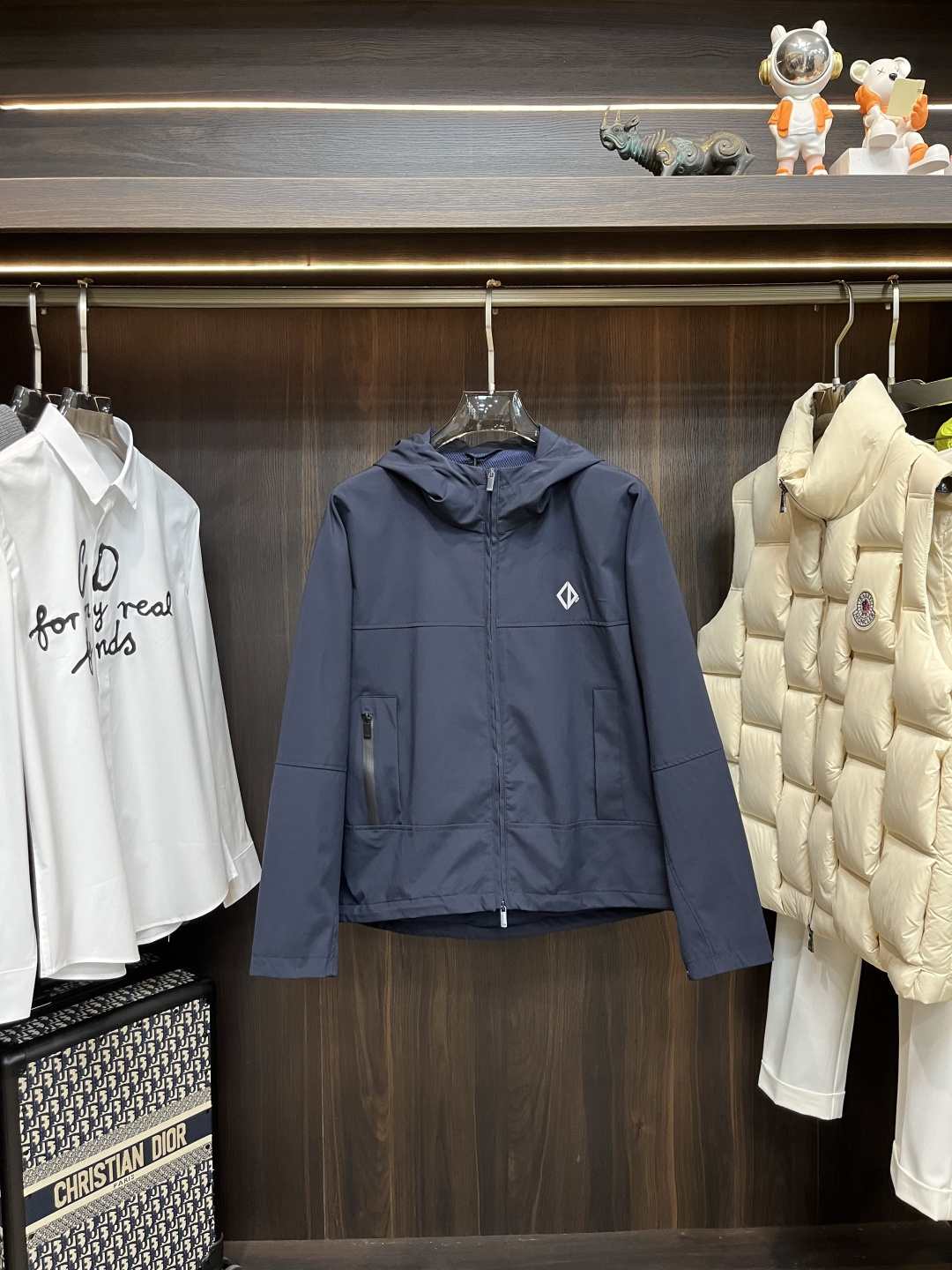 NO:623643,The main recommendation is the Dior 2025 latest fashion designer jacket Dior hooded jacket. Every detail shows craftsmanship and the design changes are enough advanced structural tailoring to show men's diverse image changes. It is slim and neat, and tailored to meet the current popular multi-layered outfits and versatile styles for life!  Color single color Size S-XL H2025 new model first release, dior, dior, jackets & coats, hats, alexander wang19860909主推 Dior 2025最新款时尚设计师款外套迪奥连帽外套,处处细节显工艺足够的高级结构性剪裁的设计改变来展现男士多样的形象变化,修身利落、剪裁合体,满足时下正流行的多层次穿搭,生活百搭款式！ 颜色单色 码数S-XL H2025新款首发,,dior,dior,jackets & coats,hats,alexander wang,Men's clothing