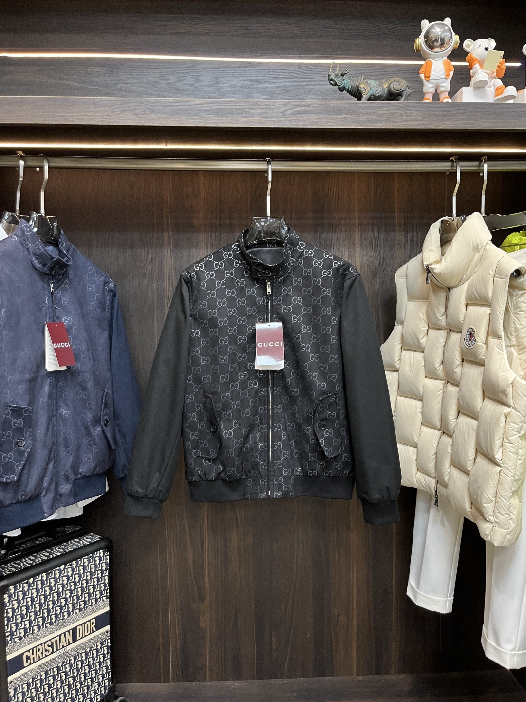 NO:623650,The main recommendation is Gucci's latest 2025 fashion designer jacket, the Gucci stand-up collar jacket. Every detail shows craftsmanship and the design changes of high-end structural tailoring are enough to show men's diverse image changes. It is slim and neat, and tailored to meet the current popular multi-layered outfits and versatile styles for life!  Color Single color Size S-XL H2025 new model first release,,gucci,gucci,jackets & coats,alexander wang19860909主推 Gucci 2025最新款时尚设计师款外套古驰立领外套,处处细节显工艺足够的高级结构性剪裁的设计改变来展现男士多样的形象变化,修身利落、剪裁合体,满足时下正流行的多层次穿搭,生活百搭款式！ 颜色单色 码数S-XL H2025新款首发,,gucci,gucci,jackets & coats,alexander wang,Men's clothing