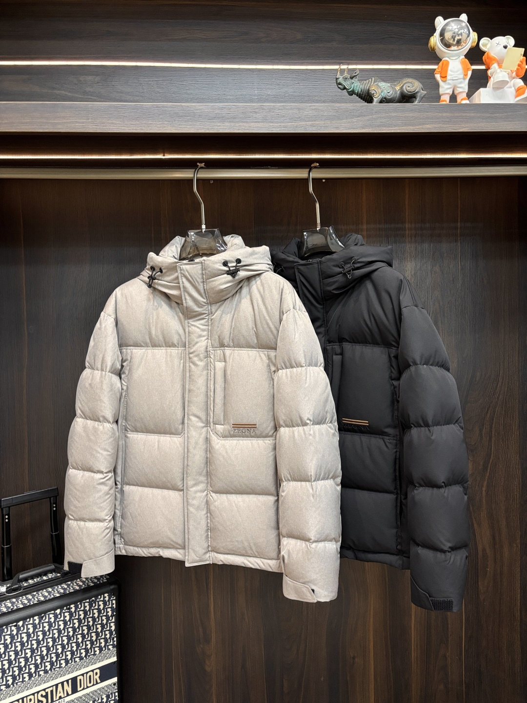 NO:727372,Exchange after the year!  The main recommendation is the down Zegna 2025 latest fashion designer down jacket Zegna hooded down jacket, the top light luxury down jacket in winter, the most popular down jacket, 90# white goose down filling, every detail shows the craftsmanship, and the design changes of advanced structural tailoring are enough to show the diverse image changes of men. The slim fit and tailored fit meet the current popular multi-layered outfits and are versatile styles for life!  Color Black Brown Size M-3XL H2025 new model first release,,zegna,jackets & coats,down jacket,hats,19860909年后退换！ 主推羽绒 Zegna 2025最新款时尚设计师款羽绒外套杰尼亚连帽羽绒服,冬季顶级轻奢羽绒服,爆款羽绒服,90#白鹅绒填充,处处细节显工艺足够的高级结构性剪裁的设计改变来展现男士多样的形象变化,修身利落、剪裁合体,满足时下正流行的多层次穿搭,生活百搭款式！ 颜色黑色 咖色 码数M-3XL H2025新款首发,,zegna,jackets & coats,down jacket,hats,,Men's clothing