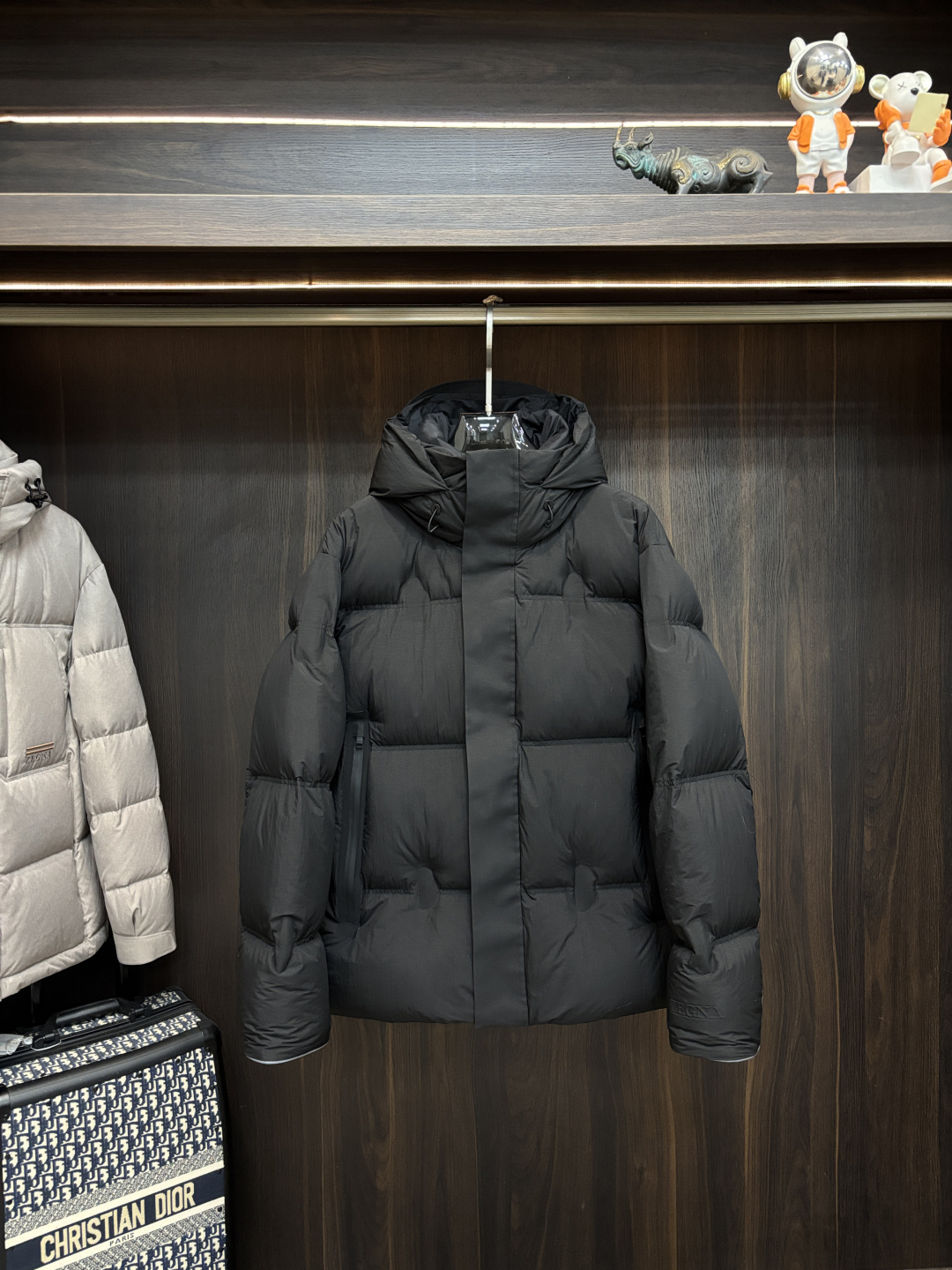 NO:661871,The main recommendation is the down Zegna 2025 latest fashion designer down jacket Zegna hooded down jacket, the top light luxury down jacket in winter, the most popular down jacket, 90# white goose down filling, every detail shows the craftsmanship, and the design changes of advanced structural tailoring are enough to show the diverse image changes of men. The slim fit and tailored fit meet the current popular multi-layered outfits and are versatile styles for life!  Color Black Brown Size M-3XL H2025 new model debut,,zegna,jackets & coats,down jacket,hats, 19860909主推羽绒 Zegna 2025最新款时尚设计师款羽绒外套杰尼亚连帽羽绒服,冬季顶级轻奢羽绒服,爆款羽绒服,90#白鹅绒填充,处处细节显工艺足够的高级结构性剪裁的设计改变来展现男士多样的形象变化,修身利落、剪裁合体,满足时下正流行的多层次穿搭,生活百搭款式！ 颜色黑色 咖色 码数M-3XL H2025新款首发,,zegna,jackets & coats,down jacket,hats, ,Men's clothing