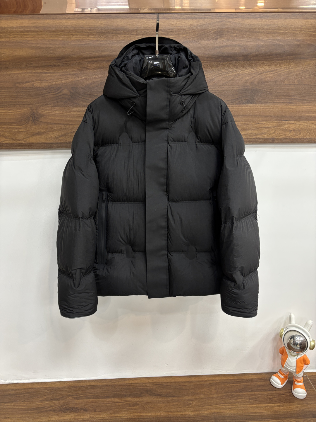 NO:655488,Mainly recommending down Zegna's latest fashion designer down jacket Zegna hooded down jacket, the top light luxury down jacket in winter, hot-selling down jacket, 90# white goose down filling, every detail shows craftsmanship, and the design changes of advanced structural tailoring are enough to show men's diverse image changes. The slim fit and tailored fit meet the current popular multi-layered outfits and are versatile styles in life!  Color Black Brown Size M-3XL H new model debut,,zegna,jackets & coats,down jacket,hats,alexander wang19860909主推羽绒 Zegna 最新款时尚设计师款羽绒外套杰尼亚连帽羽绒服,冬季顶级轻奢羽绒服,爆款羽绒服,90#白鹅绒填充,处处细节显工艺足够的高级结构性剪裁的设计改变来展现男士多样的形象变化,修身利落、剪裁合体,满足时下正流行的多层次穿搭,生活百搭款式！ 颜色黑色 咖色 码数M-3XL H新款首发,,zegna,jackets & coats,down jacket,hats,alexander wang,Men's clothing