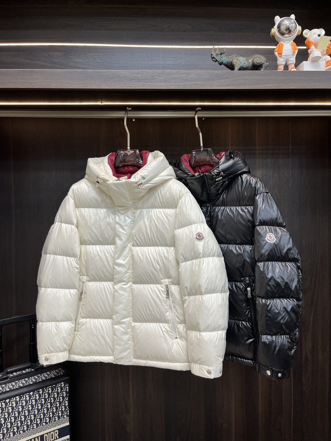 NO:661900,The main recommendation is the down Moncler 2025 latest fashion designer style down jacket, hooded down jacket, top light luxury down jacket in winter, hot style down jacket, 90# white goose down filling, every detail shows craftsmanship, enough advanced structural tailoring design changes to show men's diverse image changes, slim fit, tailoring, to meet the current popular multi-layered wear, versatile style in life!  Color black white Size M-3XL H2025 new model first release,,Moncler,jackets & coats,down jacket,hats, 19860909主推羽绒 Moncler 2025最新款时尚设计师款羽绒外套蒙口连帽羽绒服,冬季顶级轻奢羽绒服,爆款羽绒服,90#白鹅绒填充,处处细节显工艺足够的高级结构性剪裁的设计改变来展现男士多样的形象变化,修身利落、剪裁合体,满足时下正流行的多层次穿搭,生活百搭款式！ 颜色黑色 白色 码数M-3XL H2025新款首发,,Moncler,jackets & coats,down jacket,hats, ,Men's clothing