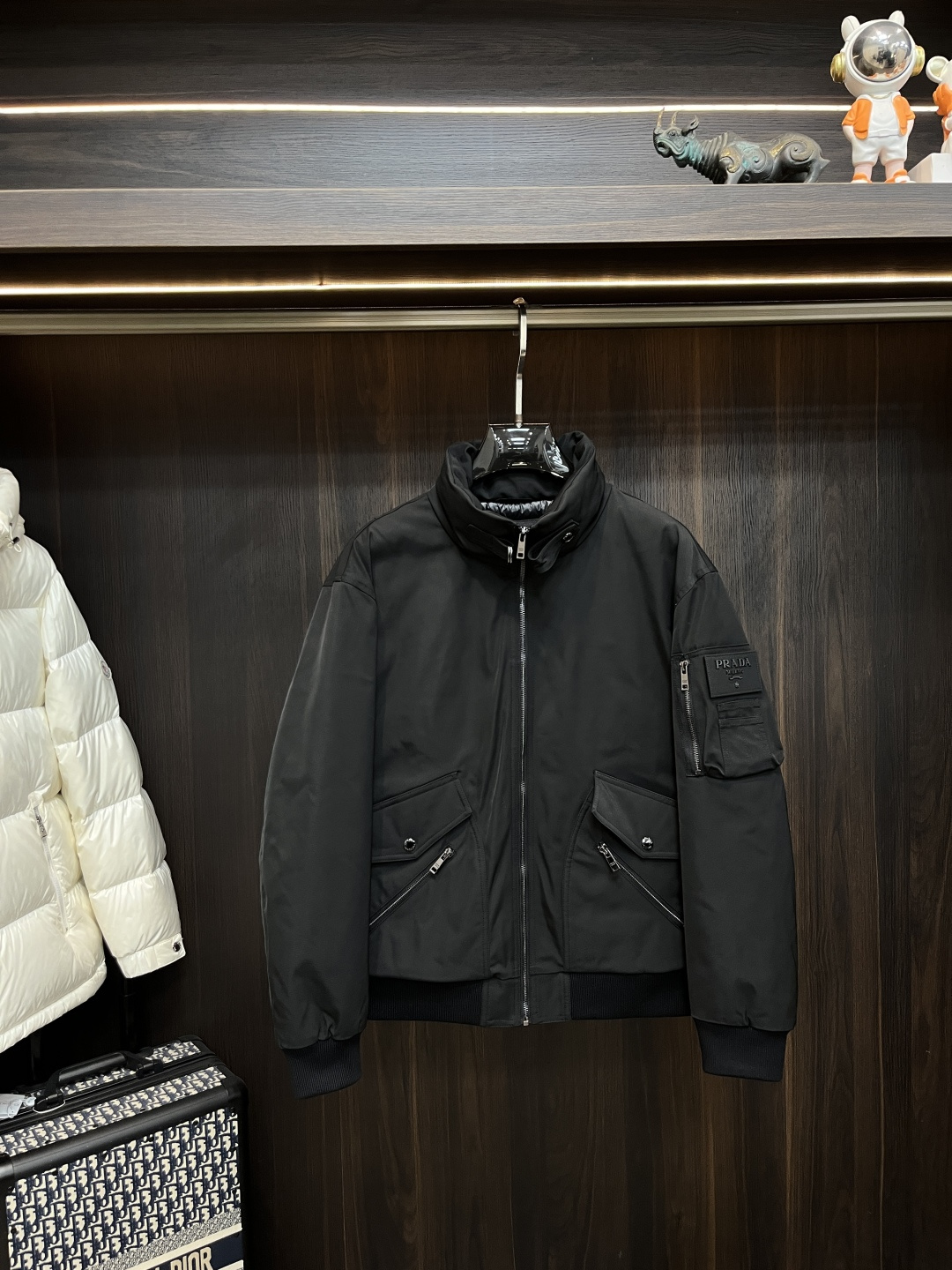 NO:661875,Mainly recommend down Prada 2025 latest fashion designer down jacket Prada stand collar down jacket, top light luxury down jacket in winter, popular down jacket, 90# white goose down filling, every detail shows craftsmanship, enough advanced structural tailoring design changes to show men's diverse image changes, slim fit, tailoring, to meet the current popular multi-layered outfits, versatile style for life!  Color black Size M-3XL H2025 new model debut, prada, prada, jackets & coats, down jacket,  19860909主推羽绒 Prada 2025最新款时尚设计师款羽绒外套普拉达立领羽绒服,冬季顶级轻奢羽绒服,爆款羽绒服,90#白鹅绒填充,处处细节显工艺足够的高级结构性剪裁的设计改变来展现男士多样的形象变化,修身利落、剪裁合体,满足时下正流行的多层次穿搭,生活百搭款式！ 颜色黑色 码数M-3XL H2025新款首发,,prada,prada,jackets & coats,down jacket, ,Men's clothing