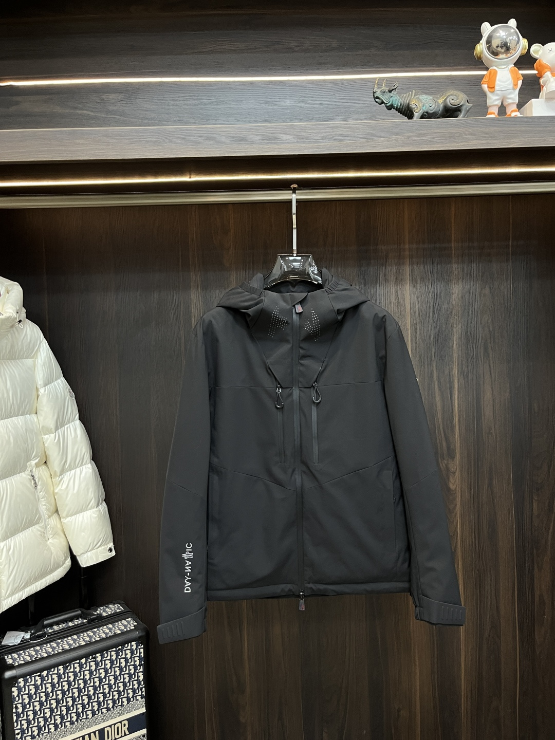 NO:661878,The main recommendation is the down Moncler 2025 latest fashion designer style down jacket, hooded down jacket, top light luxury down jacket in winter, hot style down jacket, 90# white goose down filling, every detail shows craftsmanship, enough advanced structural tailoring design changes to show men's diverse image changes, slim fit, tailoring, to meet the current popular multi-layered wear, versatile style in life!  Color Black Size M-3XL H2025 new model first release,,Moncler,jackets & coats,down jacket,hats, 19860909主推羽绒 Moncler 2025最新款时尚设计师款羽绒外套蒙口连帽羽绒服,冬季顶级轻奢羽绒服,爆款羽绒服,90#白鹅绒填充,处处细节显工艺足够的高级结构性剪裁的设计改变来展现男士多样的形象变化,修身利落、剪裁合体,满足时下正流行的多层次穿搭,生活百搭款式！ 颜色黑色 码数M-3XL H2025新款首发,,Moncler,jackets & coats,down jacket,hats, ,Men's clothing