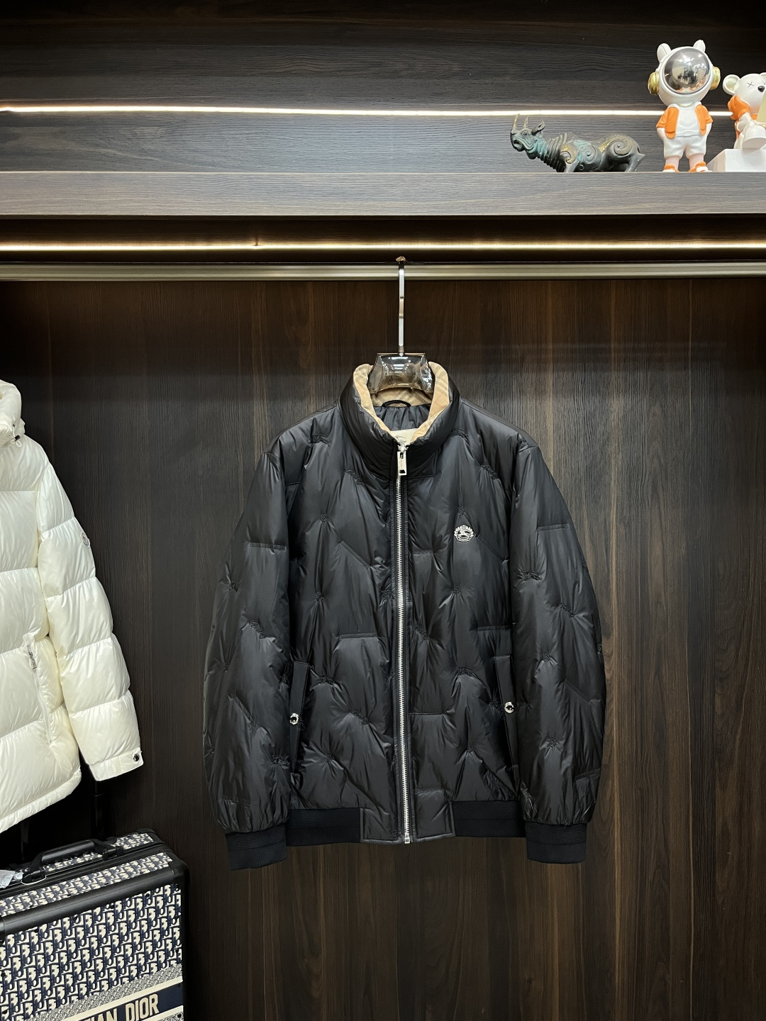 NO:652944,Mainly recommending down Burberry's latest fashion designer down jacket, Burberry stand collar down jacket, top light luxury down jacket in winter, popular down jacket, 90# white goose down filling, every detail shows craftsmanship, enough advanced structural tailoring design changes to show men's diverse image changes, slim fit, tailoring, to meet the current popular multi-layered outfits, versatile style for life!  Color black Size M-3XL H new model first release,,burberry,burberry,jackets & coats,down jacket,alexander wang19860909主推羽绒 Burberry 最新款时尚设计师款羽绒外套巴宝莉立领羽绒服,冬季顶级轻奢羽绒服,爆款羽绒服,90#白鹅绒填充,处处细节显工艺足够的高级结构性剪裁的设计改变来展现男士多样的形象变化,修身利落、剪裁合体,满足时下正流行的多层次穿搭,生活百搭款式！ 颜色黑色 码数M-3XL H新款首发,,burberry,burberry,jackets & coats,down jacket,alexander wang,Men's clothing