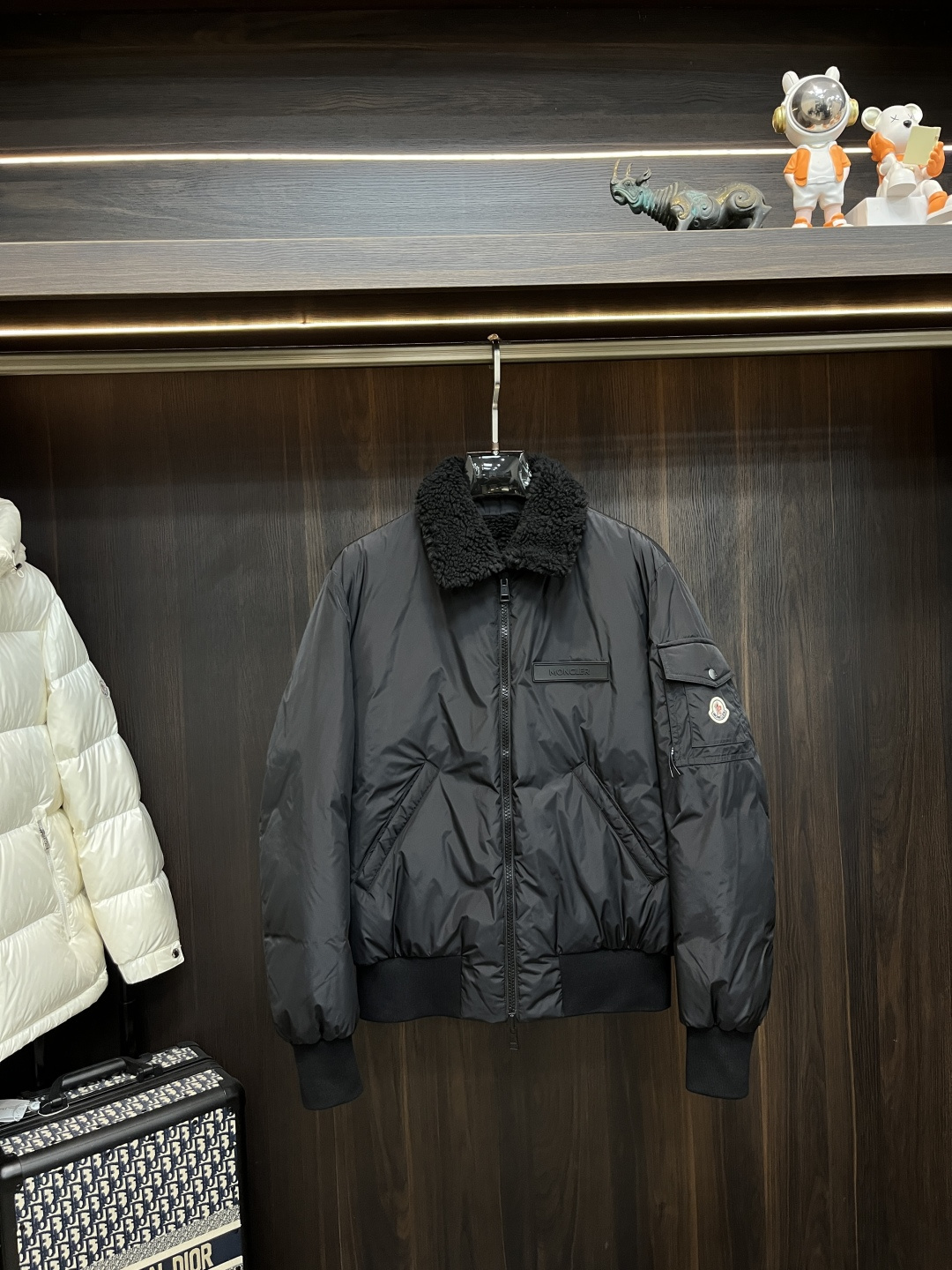 NO:652948,The main recommendation is the down Moncler's latest fashion designer down jacket, which is integrated with the lapel and fur. It is the top light luxury fur in winter. Every detail shows the craftsmanship. The design changes of the advanced structural tailoring are enough to show the diverse image changes of men. It is slim and neat, and the tailoring is well-fitted. It meets the current popular multi-layered outfits and is a versatile style in life!  Color black Size M-3XL H new model first release,,Moncler,jackets & coats,down jacket,alexander wang19860909主推羽绒 Moncler 最新款时尚设计师款羽绒外套蒙口翻领皮毛一体,冬季顶级轻奢皮毛一体,处处细节显工艺足够的高级结构性剪裁的设计改变来展现男士多样的形象变化,修身利落、剪裁合体,满足时下正流行的多层次穿搭,生活百搭款式！ 颜色黑色 码数M-3XL H新款首发,,Moncler,jackets & coats,down jacket,alexander wang,Men's clothing