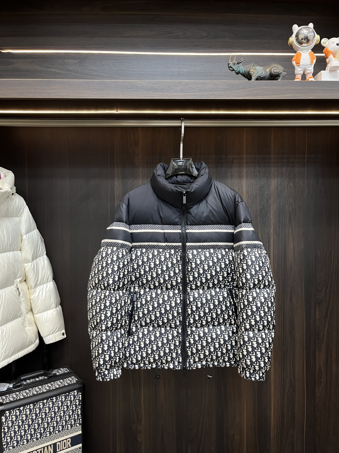 NO:652953,Mainly recommending down Dior's latest fashion designer style down jacket, Dior stand-up collar down jacket, the top light luxury down jacket in winter, popular down jacket, 90# white goose down filling, every detail shows craftsmanship, and the design changes of advanced structural tailoring are enough to show men's diverse image changes, slim and neat, tailored to meet the current popular multi-layered outfits, versatile styles in life!  Color black Size M-3XL H new model debut, dior, dior, jackets & coats, down jacket, alexander wang19860909主推羽绒 Dior 最新款时尚设计师款羽绒外套迪奥立领羽绒服,冬季顶级轻奢羽绒服,爆款羽绒服,90#白鹅绒填充,处处细节显工艺足够的高级结构性剪裁的设计改变来展现男士多样的形象变化,修身利落、剪裁合体,满足时下正流行的多层次穿搭,生活百搭款式！ 颜色黑色 码数M-3XL H新款首发,,dior,dior,jackets & coats,down jacket,alexander wang,Men's clothing