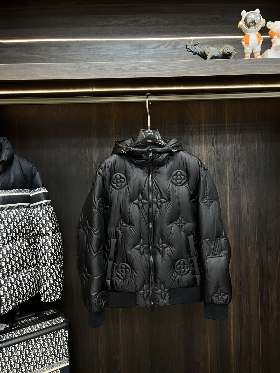 NO:652958,Mainly recommending down LV, the latest fashion designer down jacket, Lv brand hooded down jacket, the top light luxury down jacket in winter, hot-selling down jacket, 90# white goose down filling, every detail shows craftsmanship, and the design changes of advanced structural tailoring are enough to show men's diverse image changes, slim and neat, tailoring, to meet the current popular multi-layered outfits, versatile styles in life!  Color black Size M-3XL H new model debut, louis vuitton, jackets & coats, down jacket, hats, alexander wang19860909主推羽绒 LV 最新款时尚设计师款羽绒外套Lv牌连帽羽绒服,冬季顶级轻奢羽绒服,爆款羽绒服,90#白鹅绒填充,处处细节显工艺足够的高级结构性剪裁的设计改变来展现男士多样的形象变化,修身利落、剪裁合体,满足时下正流行的多层次穿搭,生活百搭款式！ 颜色黑色 码数M-3XL H新款首发,,louis vuitton,jackets & coats,down jacket,hats,alexander wang,Men's clothing