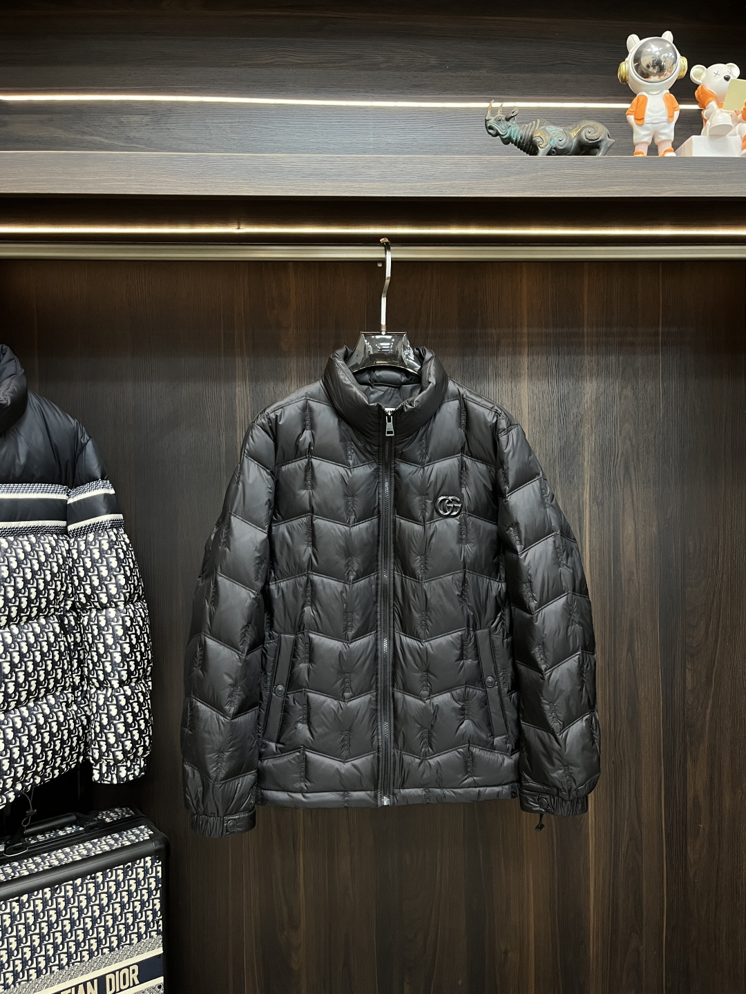 NO:652962,Mainly recommending down Gucci's latest fashion designer style down jacket Gucci stand collar down jacket, top light luxury down jacket in winter, hot style down jacket, 90# white goose down filling, every detail shows craftsmanship, enough advanced structural tailoring design changes to show men's diverse image changes, slim fit, tailoring, to meet the current popular multi-layered outfits, versatile styles for life!  Color black Size M-3XL H new model first release,,gucci,jackets & coats,down jacket,alexander wang19860909主推羽绒 Gucci 最新款时尚设计师款羽绒外套古奇立领羽绒服,冬季顶级轻奢羽绒服,爆款羽绒服,90#白鹅绒填充,处处细节显工艺足够的高级结构性剪裁的设计改变来展现男士多样的形象变化,修身利落、剪裁合体,满足时下正流行的多层次穿搭,生活百搭款式！ 颜色黑色 码数M-3XL H新款首发,,gucci,jackets & coats,down jacket,alexander wang,Men's clothing