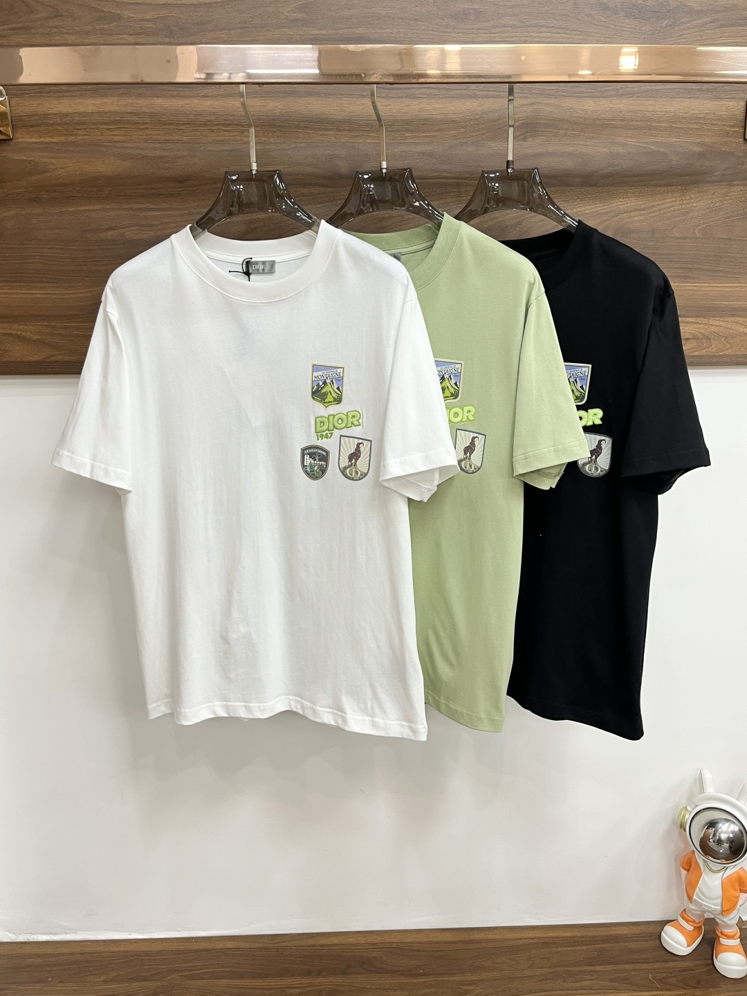 NO:657716,The main recommendation is Dior 25SS new cotton jersey fabric Dior Mountain embroidered T-shirt. This Dior Mountain T-shirt is a new product in the 2026 spring men's wear series. It is decorated with multi-color patches to show the mountain spirit and the Dior Haute Couture style classic logo inspired by the Dior archives. It is carefully made of white cotton jersey fabric and has a round neck design. It is paired with the series of trousers to create a refined look. Color White Black Card Green Size S M L XL  H new model debut, dior, tees, t-shirt, alexander wang19860909主推 Dior 25SS新款棉质平纹针织面料Dior Mountain 刺绣T恤衫,这款Dior MountainT恤是二零二六春季男装系列新品,饰以多色补丁,展现高山精神和灵感源自Dior档案的Dior 高订风格经典标识.采用白色棉质平纹针织面料精心制作,圆领设计,系列的长裤搭配,打造精致的造型. 颜色白色 黑色 卡绿 码数S M L XL H新款首发,,dior,tees，t-shirt,alexander wang,Men's clothing