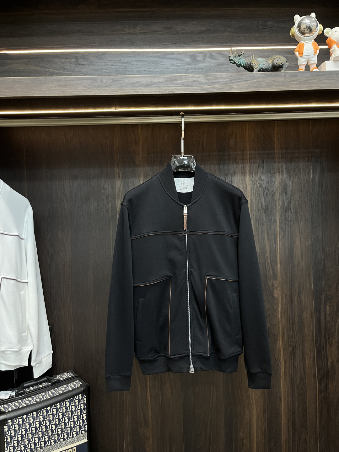 NO:657722,The main recommendation is the new BC 25SS baseball jacket. This baseball jacket is made of 94 long-staple cotton fabric. It has a zipper opening and hanging calfskin decoration on the puller. The back collar is matched with BC classic printing technology. The sleeve clips and pocket edges are matched with contrasting calfskin. It is very fashionable and elegant. The upper body effect is great, and it is versatile for sports and daily life. Highly recommended!  Top color black floral gray sapphire blue white code number 48 50 52 54 56 58 60 H new model debut,,jackets & coats,cowhide,alexander wang19860909主推 BC 25SS新款棒球服夹克,这款棒球服采用94长绒棉面料制作而成,拉链式开合,拉头处悬挂小牛皮装饰,后后领贴搭配有BC经典印花工艺,袖夹与口袋边搭配有撞色小牛皮,非常时尚大气.上身效果超赞,运动与日常巨百搭,强烈建议！ 上衣颜色黑色 花灰 宝蓝 白色 码数48 50 52 54 56 58 60 H新款首发,,jackets & coats,cowhide,alexander wang,Men's clothing