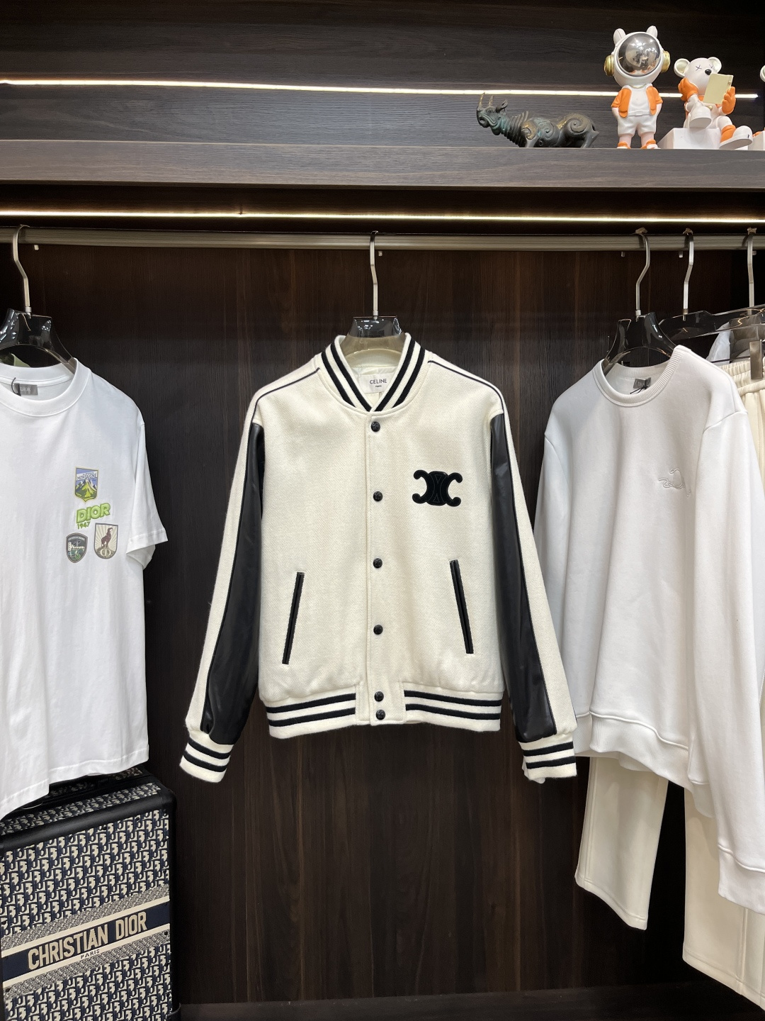 NO:657728,The main recommendation is CELINE's new Arc de Triomphe baseball jacket. This baseball jacket is soft and warm to the touch. The chest and back are designed with CELINE PARIS Arc de Triomphe craftsmanship, giving it a full sense of brand. Contrast leather sleeves + piping, 6 contrasting TRIOMPHE snap buttons, exquisite details, loose fit, double pocket design, easy to control whether casual or sports style, great upper body effect, same style for men and women, highly recommended!  Code number 46 48 50 52 H new model debut,,celine,jackets & coats,alexander wang19860909主推 CELINE 新款凯旋门棒球夹克,这款棒球服,触感柔软保暖.前胸与背部 CELINE PARIS凯旋门工艺设计,品牌感满满.撞色皮革衣袖+滚边,6枚撞色TRIOMPHE按扣,细节精致,宽松版型,双口袋设计,无论休闲还是运动风都能轻松驾驭,上身效果超赞,男女同款,强烈推荐！ 码数46 48 50 52 H新款首发,,celine,jackets & coats,alexander wang,Men's clothing