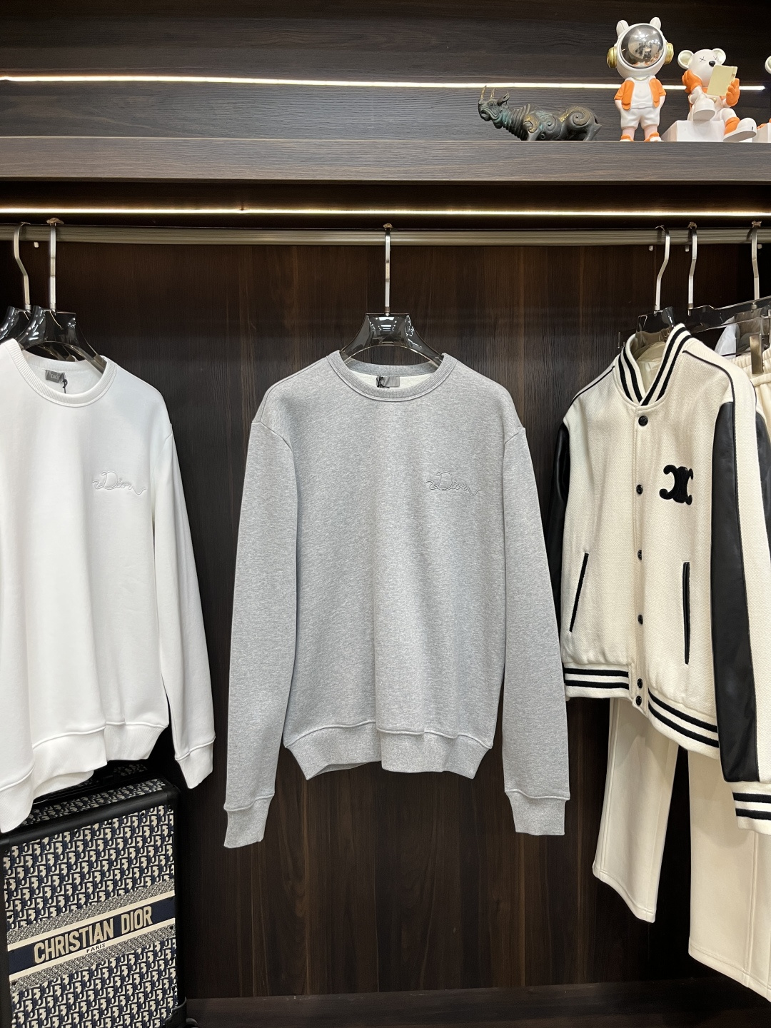 NO:657734,The main recommendation is Dior D's new cotton fleece fabric Dior Ribbon logo sweatshirt. This sweatshirt is a new product in the 2026 spring men's wear series. It is decorated with the Dior Ribbon logo and pays tribute to the exquisite craftsmanship of the Dior workshop. It is carefully made of cotton fleece fabric with ribbed round neck, cuffs and hem. The casual silhouette can be matched with oversized trousers. Color White Gray Size S M L XL  H new model debut,,dior,dior,hoodie,sweatshirts,alexander wang19860909主推 Dior D家新款棉质起绒面料Dior Ribbon 标志卫衣,这款卫衣是二零二六春季男装系列新品,饰以Dior Ribbon 标志,向 Dior 工坊的精湛工艺致敬.采用棉质起绒面料精心制作,搭配罗纹圆领、袖口和底边.休闲廓形,可与超大版型长裤搭配. 颜色白色 灰色 码数S M L XL H新款首发,,dior,dior,hoodie,sweatshirts,alexander wang,Men's clothing