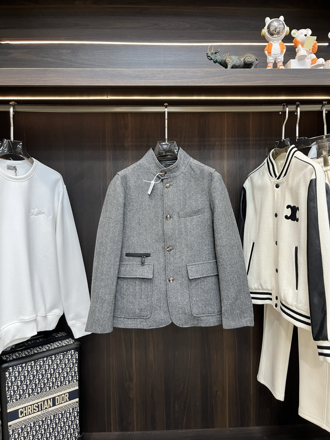 NO:657739,The main recommendation is Berluti's new herringbone wool jacket. This jacket is made of 50% herringbone wool fabric. It has button-type closure and the collar is made of cowhide. The style is very novel and unique, and the upper body effect is great. Highly recommended!  Code number 48 50 52 54 56 58 60 H new model debut,,jackets & coats,cowhide,alexander wang19860909主推 Berluti 新款人字纹羊毛夹克,这款夹克采用50人字纹羊毛面料制作而成,纽扣式开合,领子采用牛皮料制作而成,款式非常新颖独特,上身效果超赞,强烈推荐！ 码数48 50 52 54 56 58 60 H新款首发,,jackets & coats,cowhide,alexander wang,Men's clothing