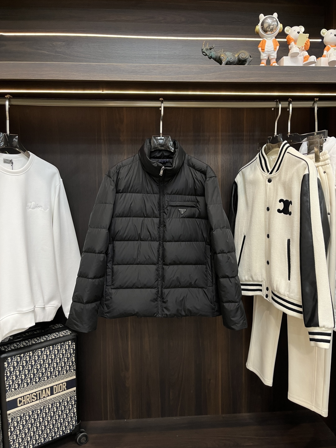 NO:652968,The main recommendation is down Prada's new triangle micro-label down jacket. This down jacket is filled with the new national standard 90 white duck down. It has a zipper opening and a triangular micro-label on the front chest. The elasticity of the hem is adjustable. Re-Nylon gives it functionality and modernity. It is both warm and upscale. The style is comfortable and elegant. It is a must-have item for men in winter. Highly recommended!  Color black code number 46 48 50 52 54 H new model debut, prada, down jacket, alexander wang19860909主推羽绒 Prada 家新款三角微标羽绒服,这款羽绒服采用新国标90白鸭绒填充而成,拉链式开合,前胸搭配有三角微标,下摆弹力可调节,Re-Nylon赋予其功能性和现代感,既保暖又上档次,款式舒适大气,是男士冬季必备单品,强烈推荐！ 颜色黑色 码数46 48 50 52 54 H新款首发,,prada,down jacket,alexander wang,Men's clothing