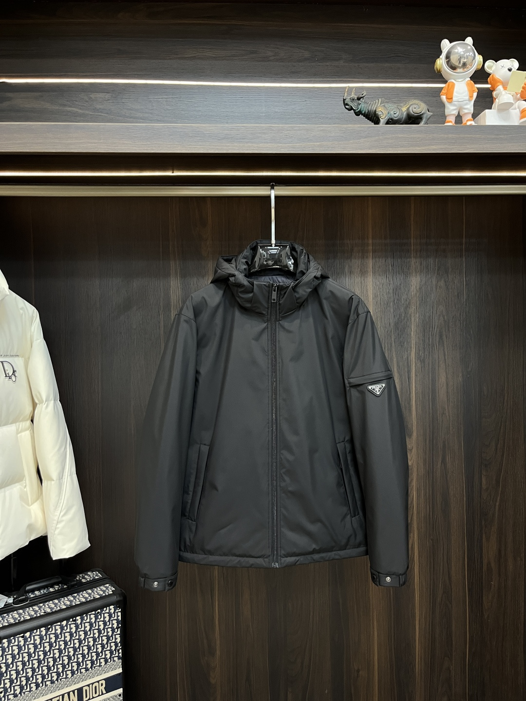 NO:652974,The main push is down. Prada ss early autumn new release Prada hooded down jacket, autumn hot down jacket, 90 white duck down filling, wearing it makes you feel comfortable and slim, lazy and casual, combined with clean and simple colors, it is particularly attractive and suitable for daily wear~ We are launching sports items decorated with vibrant prints!  Size M-3XL H new model debut,,prada,prada,jackets & coats,jackets & coats,down jacket,hats,alexander wang19860909主推羽绒 Prada ss早秋新款发布普拉达连帽羽绒外套,秋季爆款羽绒夹克,90白鸭绒填充,穿上就是舒适自在又显瘦的存在,慵懒而随性,结合干净简单的色系就特别耐看,适合日常穿着~倾情推出缀饰活力印花的运动单品！ 尺码M-3XL H新款首发,,prada,prada,jackets & coats,jackets & coats,down jacket,hats,alexander wang,Men's clothing