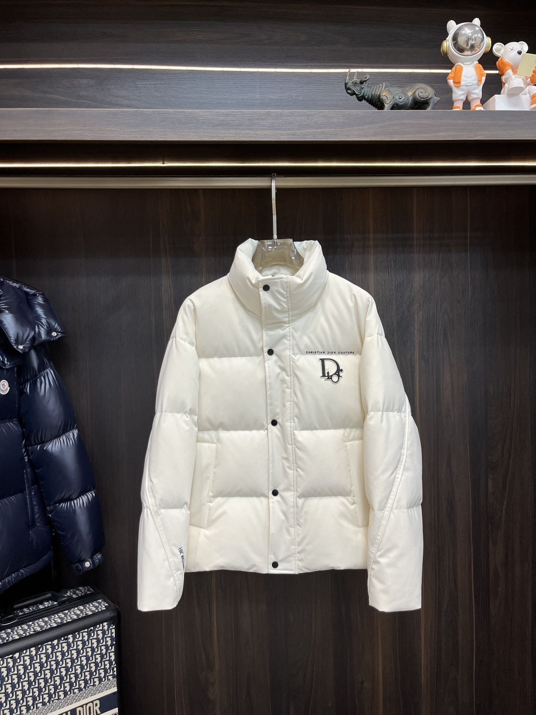 NO:652980,The main focus is on down. Dior ss early autumn new model releases Dior stand-collar down jacket, a popular autumn down jacket, filled with 90% white duck down. Wearing it makes you feel comfortable and slim, lazy and casual, combined with clean and simple colors, it is particularly attractive and suitable for daily wear~ We are launching sports items decorated with vibrant prints!  Size M-3XL H new model first release,,dior,dior,jackets & coats,jackets & coats,down jacket,alexander wang19860909主推羽绒 Dior ss早秋新款发布迪奥立领羽绒外套,秋季爆款羽绒夹克,90白鸭绒填充,穿上就是舒适自在又显瘦的存在,慵懒而随性,结合干净简单的色系就特别耐看,适合日常穿着~倾情推出缀饰活力印花的运动单品！ 尺码M-3XL H新款首发,,dior,dior,jackets & coats,jackets & coats,down jacket,alexander wang,Men's clothing