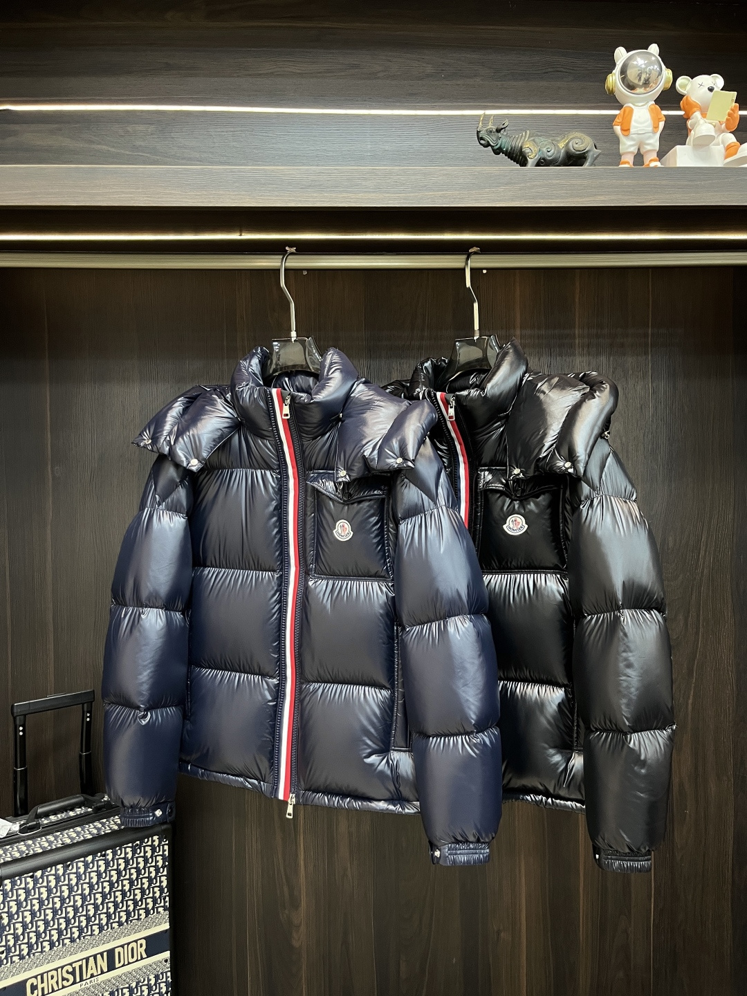 NO:661882,The main recommendation is the down Moncler 2025 latest fashion designer style down jacket, hooded down jacket, the top light luxury down jacket in winter, the hot high-end goose down version of the down jacket, 90# white goose down filling, every detail shows the craftsmanship, and the design changes of the advanced structural tailoring are enough to show the diverse image changes of men. The slim fit and tailored fit meet the current popular multi-layered outfits and are versatile styles in life!  Color Black Blue Size M-3XL H2025 New Release,,Moncler,jackets & coats,down jacket,hats, 19860909主推羽绒 Moncler 2025最新款时尚设计师款羽绒外套蒙口连帽羽绒服,冬季顶级轻奢羽绒服,爆款高端鹅绒版羽绒服,90#白鹅绒填充,处处细节显工艺足够的高级结构性剪裁的设计改变来展现男士多样的形象变化,修身利落、剪裁合体,满足时下正流行的多层次穿搭,生活百搭款式！ 颜色黑色 蓝色 码数M-3XL H2025新款首发,,Moncler,jackets & coats,down jacket,hats, ,Men's clothing