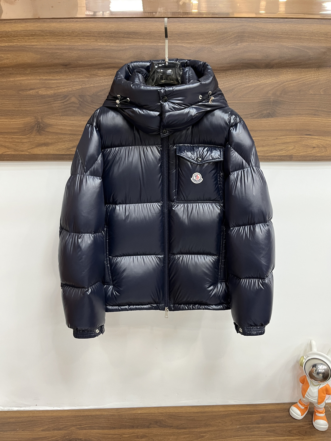NO:655493,Mainly recommending down Moncler's latest fashion designer style down jacket, hooded down jacket, the top light luxury down jacket in winter, the hood is detachable, the hot high-end goose down version of the down jacket, 90# white goose down filling, every detail shows the craftsmanship, and the design changes of the advanced structural tailoring are enough to show the diverse image changes of men. The slim fit and tailored fit meet the current popular multi-layered outfits and are versatile styles in life!  Color black blue Size M-3XL H new model debut,,Moncler,jackets & coats,down jacket,hats,alexander wang19860909主推羽绒 Moncler 最新款时尚设计师款羽绒外套蒙口连帽羽绒服,冬季顶级轻奢羽绒服,帽可拆、爆款高端鹅绒版羽绒服,90#白鹅绒填充,处处细节显工艺足够的高级结构性剪裁的设计改变来展现男士多样的形象变化,修身利落、剪裁合体,满足时下正流行的多层次穿搭,生活百搭款式！ 颜色黑色 蓝色 码数M-3XL H新款首发,,Moncler,jackets & coats,down jacket,hats,alexander wang,Men's clothing