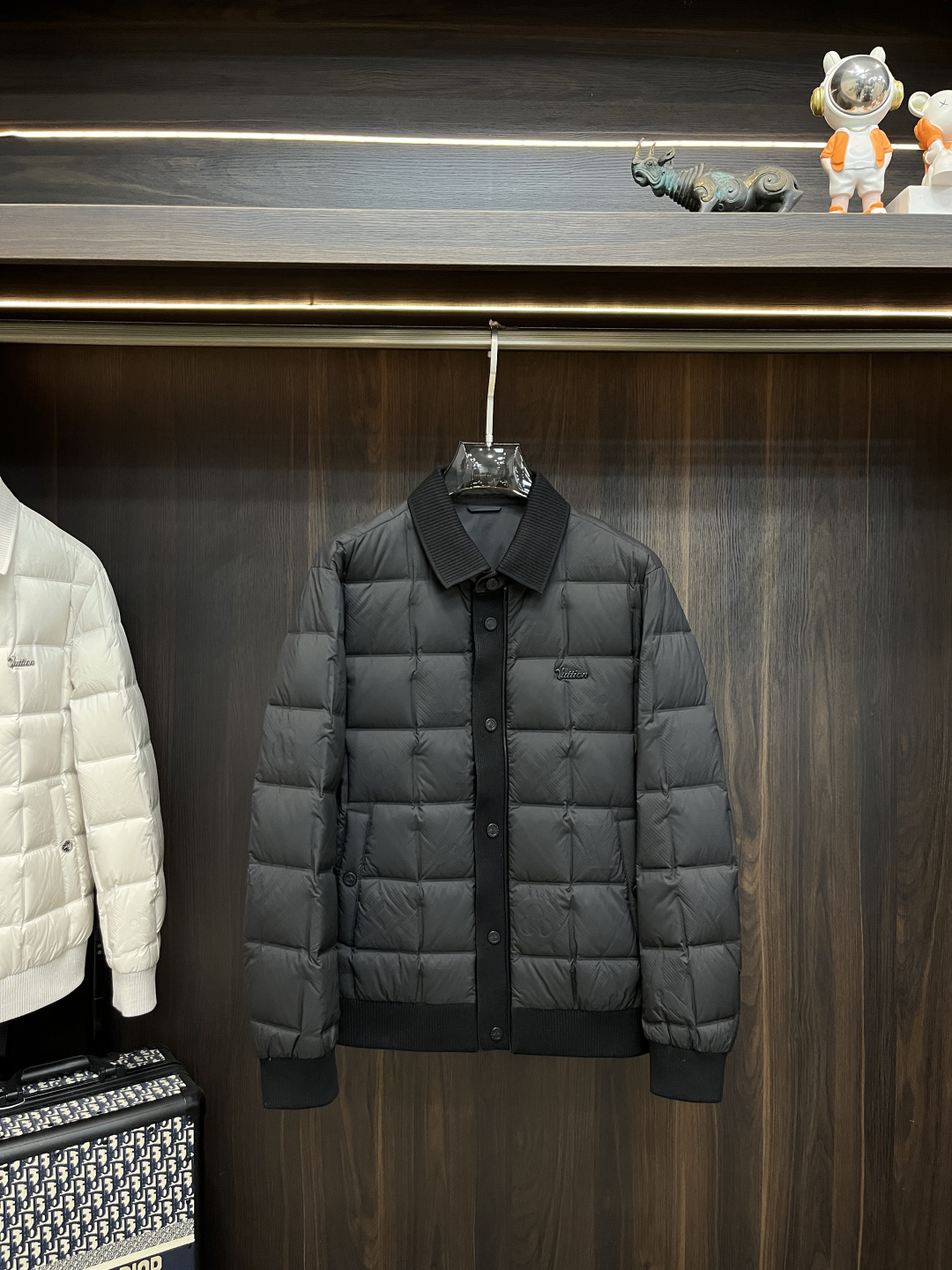 NO:661890,Mainly recommending the down LV 2025ss autumn new release, the donkey brand lapel down jacket, the most popular autumn down jacket, is filled with 90 white duck down. Wearing it makes you feel comfortable and slim, lazy and casual, combined with clean and simple colors, it is particularly eye-catching and suitable for daily wear~ We introduce sports items decorated with vibrant prints, fashionable and quality life!  Size M-3XL H2025 new model debut,,louis vuitton,louis vuitton,jackets & coats,down jacket, 19860909主推羽绒 LV 2025ss秋季新款发布驴牌翻领羽绒外套,秋季爆款羽绒外套,90白鸭绒填充,穿上就是舒适自在又显瘦的存在,慵懒而随性,结合干净简单的色系就特别耐看,适合日常穿着~倾情推出缀饰活力印花的运动单品,时尚品质生活！ 尺码M-3XL H2025新款首发,,louis vuitton,louis vuitton,jackets & coats,down jacket, ,Men's clothing