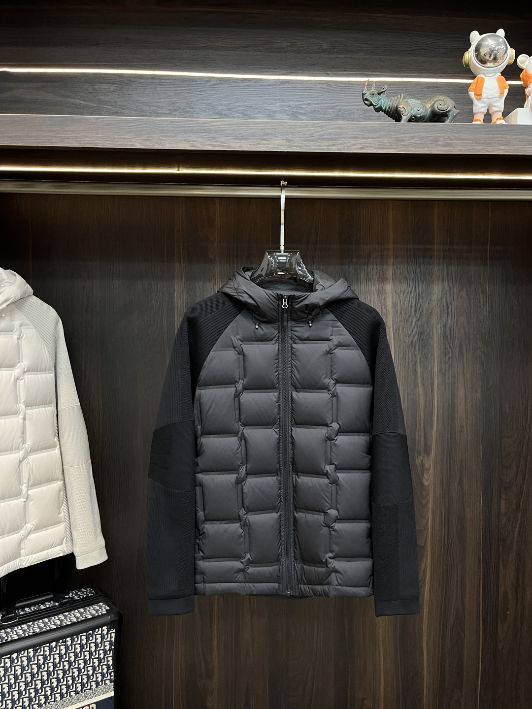 NO:661895,Mainly recommending down, Armani 2025ss autumn new release Armani hooded down jacket, autumn hot style down jacket, 90 white duck down filling, wearing it makes you feel comfortable and slim, lazy and casual, combined with clean and simple colors, it is particularly eye-catching, suitable for daily wear~ We introduce sports items decorated with vibrant prints, fashionable and quality life!  Size M-3XL H2025 new model debut,,armani,jackets & coats,down jacket,hats, 19860909主推羽绒 阿玛尼 2025ss秋季新款发布阿玛尼连帽羽绒外套,秋季爆款羽绒外套,90白鸭绒填充,穿上就是舒适自在又显瘦的存在,慵懒而随性,结合干净简单的色系就特别耐看,适合日常穿着~倾情推出缀饰活力印花的运动单品,时尚品质生活！ 尺码M-3XL H2025新款首发,,armani,jackets & coats,down jacket,hats, ,Men's clothing