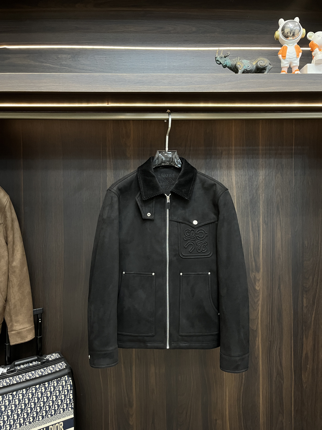 NO:650259,Mainly recommending down, Loewe's 2025ss autumn new model releases Loewe lapel down jacket, the hottest autumn down jacket, filled with 90% white duck down. It makes you feel comfortable and slim when you wear it. It is lazy and casual. When combined with clean and simple colors, it is particularly attractive and suitable for daily wear ~ We are launching sports items decorated with vibrant prints for fashionable and quality life!  Size M-3XL H2025 new model first release,,loewe,loewe,jackets & coats,down jacket,alexander wang19860909主推羽绒 Loewe 2025ss秋季新款发布罗意威翻领羽绒外套,秋季爆款羽绒外套,90白鸭绒填充,穿上就是舒适自在又显瘦的存在,慵懒而随性,结合干净简单的色系就特别耐看,适合日常穿着~倾情推出缀饰活力印花的运动单品,时尚品质生活！ 尺码M-3XL H2025新款首发,,loewe,loewe,jackets & coats,down jacket,alexander wang,Men's clothing