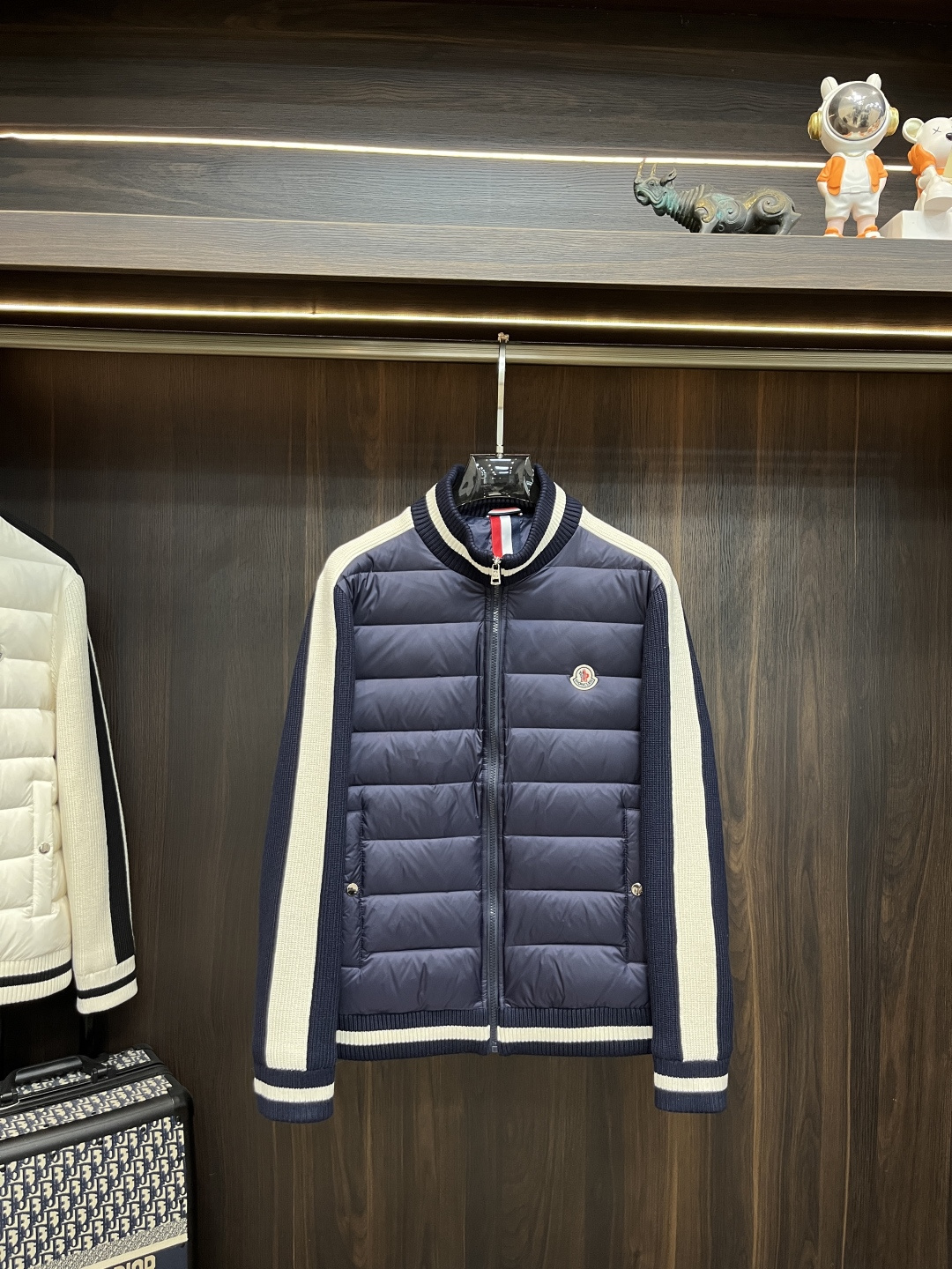 NO:650264,The main recommendation is the down Moncler 2025ss new autumn release of the muffled stand collar down jacket, the hottest autumn down jacket, filled with 90% white duck down. Wearing it makes you feel comfortable and slim, lazy and casual, combined with clean and simple colors, it is particularly eye-catching and suitable for daily wear~ We introduce sports items decorated with vibrant prints, fashionable and quality life!  Size M-3XL H2025 new model debut,,Moncler,jackets & coats,down jacket,alexander wang19860909主推羽绒 Moncler 2025ss秋季新款发布蒙口立领羽绒外套,秋季爆款羽绒外套,90白鸭绒填充,穿上就是舒适自在又显瘦的存在,慵懒而随性,结合干净简单的色系就特别耐看,适合日常穿着~倾情推出缀饰活力印花的运动单品,时尚品质生活！ 尺码M-3XL H2025新款首发,,Moncler,jackets & coats,down jacket,alexander wang,Men's clothing