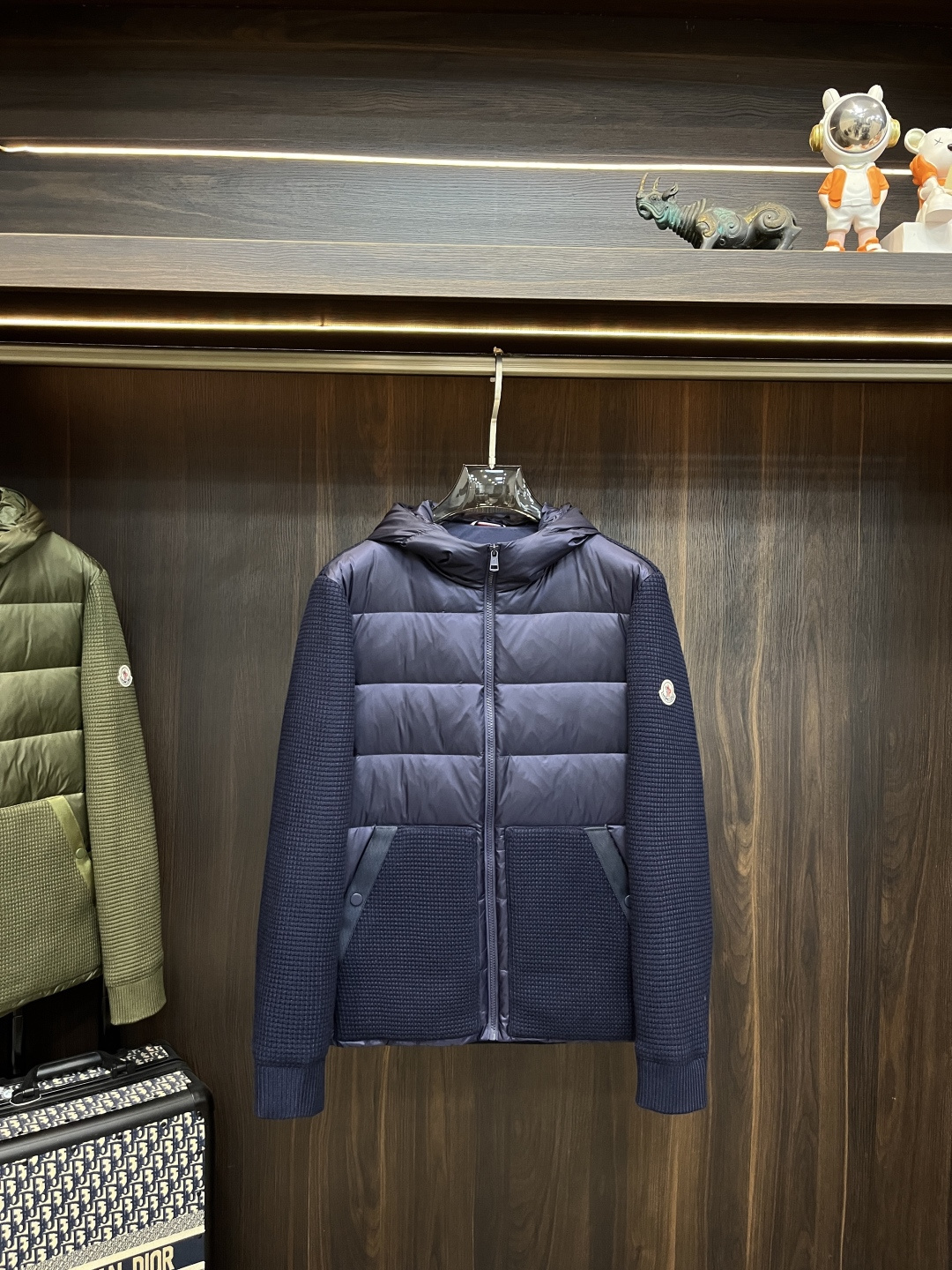 NO:650270,The main recommendation is the down Moncler 2025ss autumn new release hooded down jacket, the hottest autumn down jacket, filled with 90% white duck down. Wearing it makes you feel comfortable and slim, lazy and casual, combined with clean and simple colors, it is particularly attractive and suitable for daily wear~ We introduce sports items decorated with vibrant prints, fashionable and quality life!  Size M-3XL H2025 new model debut,,Moncler,jackets & coats,down jacket,hats,alexander wang19860909主推羽绒 Moncler 2025ss秋季新款发布蒙口连帽羽绒外套,秋季爆款羽绒外套,90白鸭绒填充,穿上就是舒适自在又显瘦的存在,慵懒而随性,结合干净简单的色系就特别耐看,适合日常穿着~倾情推出缀饰活力印花的运动单品,时尚品质生活！ 尺码M-3XL H2025新款首发,,Moncler,jackets & coats,down jacket,hats,alexander wang,Men's clothing