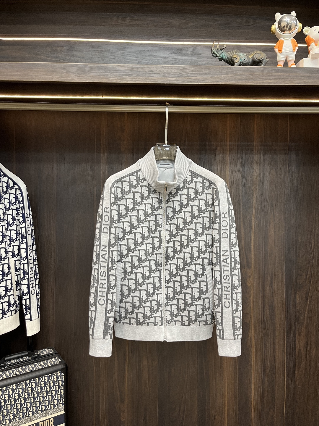 NO:650224,The main recommendation is the Dior 2025ss autumn new release of the Dior stand-up collar down jacket, a popular autumn jacket. Wearing it makes you feel comfortable and slim, lazy and casual, combined with clean and simple colors, it is particularly eye-catching and suitable for daily wear~ We introduce sports items decorated with vibrant prints, fashionable and quality life!  Size M-3XL H2025 new model debut,,dior,dior,jackets & coats,down jacket,alexander wang19860909主推 Dior 2025ss秋季新款发布迪奥立领羽绒外套,秋季爆款外套,穿上就是舒适自在又显瘦的存在,慵懒而随性,结合干净简单的色系就特别耐看,适合日常穿着~倾情推出缀饰活力印花的运动单品,时尚品质生活！ 尺码M-3XL H2025新款首发,,dior,dior,jackets & coats,down jacket,alexander wang,Men's clothing