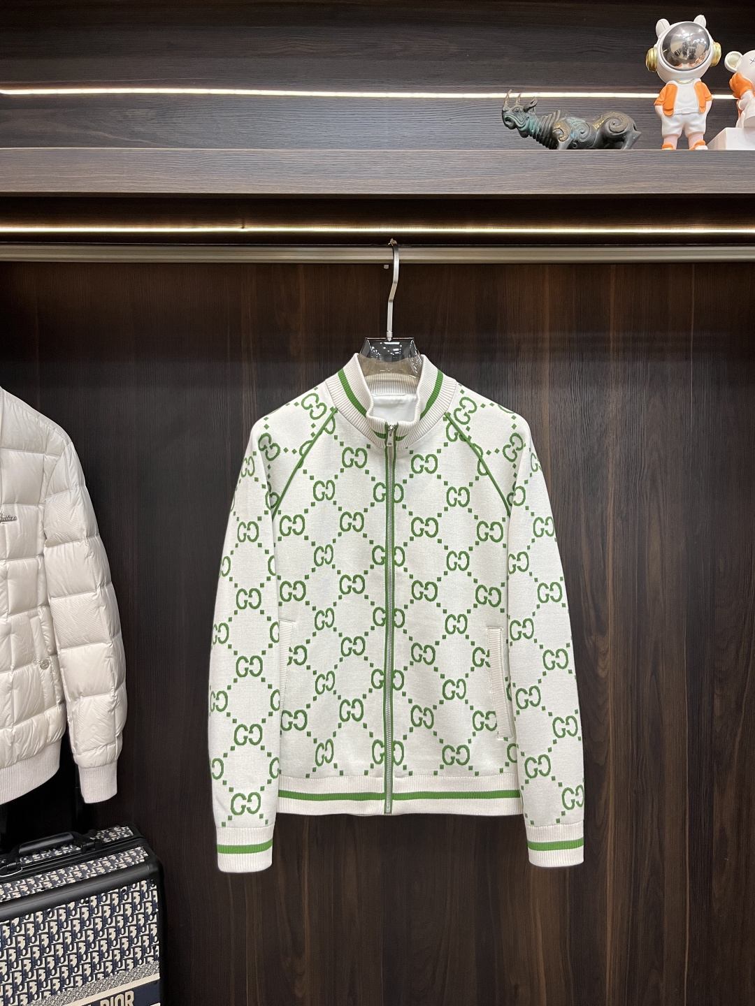 NO:650232,The main recommendation is Gucci's 2025ss autumn new release Gucci stand-collar down jacket, a popular autumn jacket. Wearing it makes you feel comfortable and slim, lazy and casual, combined with clean and simple colors, it is particularly eye-catching and suitable for daily wear~ We introduce sports items decorated with vibrant prints, fashionable and quality life!  Size M-3XL H2025 new model first release,,gucci,gucci,jackets & coats,down jacket,alexander wang19860909主推 Gucci 2025ss秋季新款发布古驰立领羽绒外套,秋季爆款外套,穿上就是舒适自在又显瘦的存在,慵懒而随性,结合干净简单的色系就特别耐看,适合日常穿着~倾情推出缀饰活力印花的运动单品,时尚品质生活！ 尺码M-3XL H2025新款首发,,gucci,gucci,jackets & coats,down jacket,alexander wang,Men's clothing