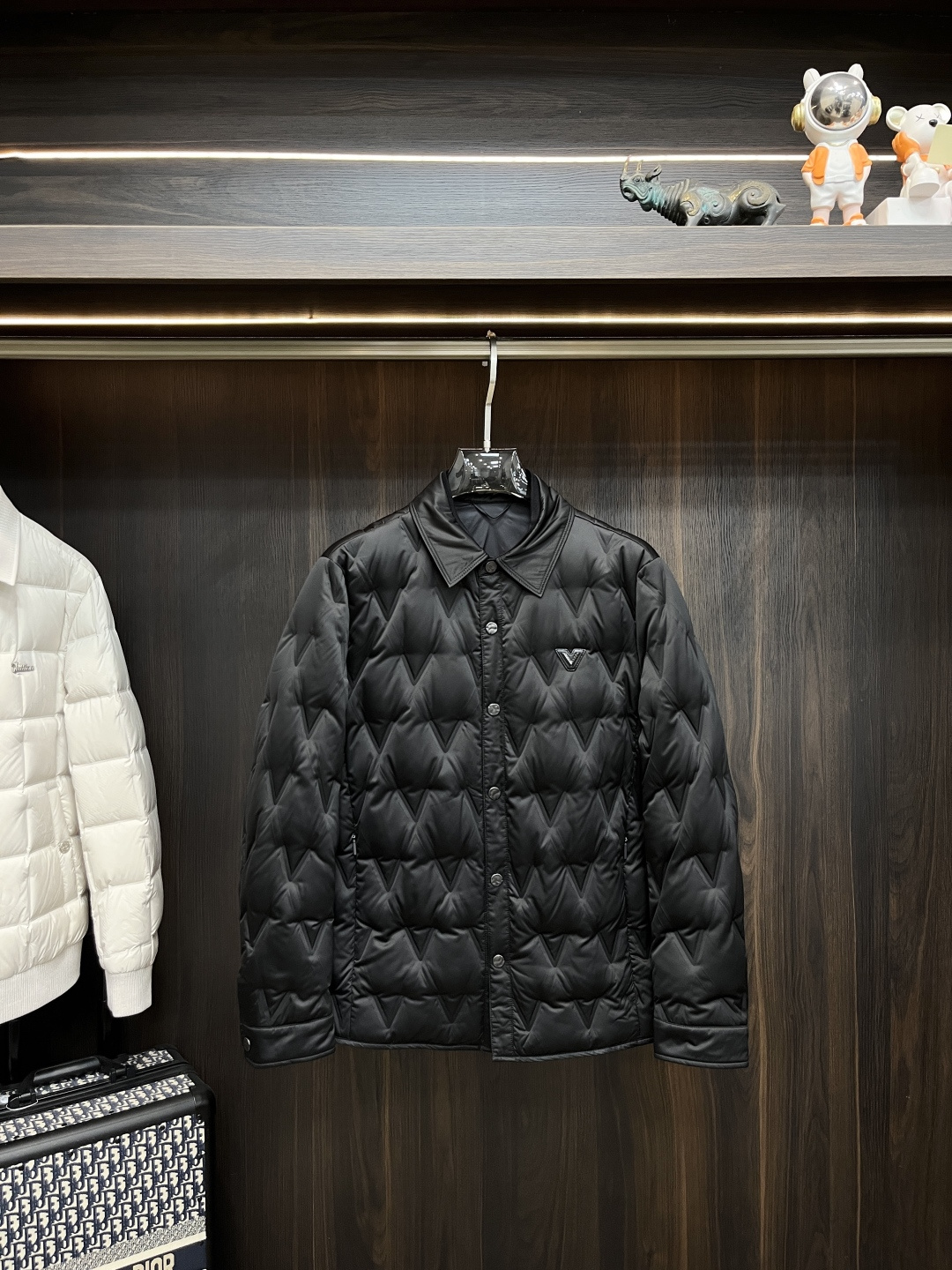 NO:650263,Mainly recommending down LV 2025ss autumn new release donkey brand lapel down jacket, autumn hot style down jacket, 90 white duck down filling!  Wearing it makes you feel comfortable and slim, lazy and casual, and combined with clean and simple colors, it is particularly eye-catching and suitable for daily wear~ We introduce sports items decorated with vibrant prints for a fashionable and quality life!  Size M-3XL H2025 new model first release,,louis vuitton,louis vuitton,jackets & coats,down jacket,alexander wang19860909主推羽绒 LV 2025ss秋季新款发布驴牌翻领羽绒外套,秋季爆款羽绒外套,90白鸭绒填充！穿上就是舒适自在又显瘦的存在,慵懒而随性,结合干净简单的色系就特别耐看,适合日常穿着~倾情推出缀饰活力印花的运动单品,时尚品质生活！ 尺码M-3XL H2025新款首发,,louis vuitton,louis vuitton,jackets & coats,down jacket,alexander wang,Men's clothing