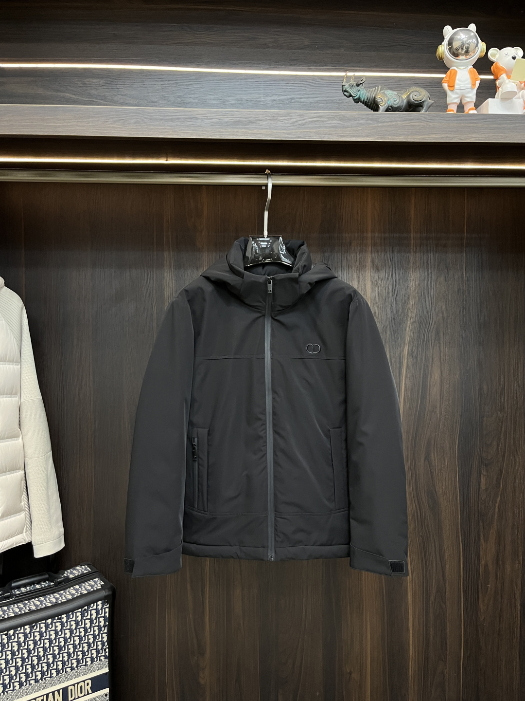 NO:650267,Mainly recommending down Dior 2025ss autumn new release Dior hooded down jacket, autumn hot style down jacket, 90 white duck down filling!  Wearing it makes you feel comfortable and slim, lazy and casual, and combined with clean and simple colors, it is particularly eye-catching and suitable for daily wear~ We introduce sports items decorated with vibrant prints for a fashionable and quality life!  Size M-3XL H2025 new model first release,,dior,dior,jackets & coats,down jacket,hats,alexander wang19860909主推羽绒 Dior 2025ss秋季新款发布迪奥连帽羽绒外套,秋季爆款羽绒外套,90白鸭绒填充！穿上就是舒适自在又显瘦的存在,慵懒而随性,结合干净简单的色系就特别耐看,适合日常穿着~倾情推出缀饰活力印花的运动单品,时尚品质生活！ 尺码M-3XL H2025新款首发,,dior,dior,jackets & coats,down jacket,hats,alexander wang,Men's clothing