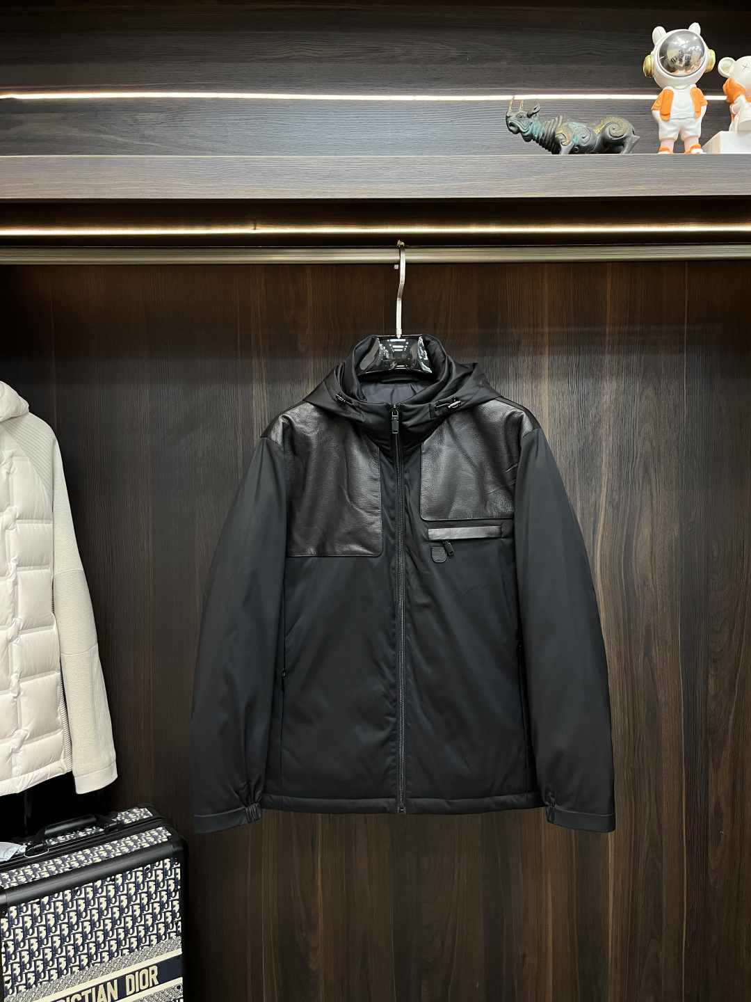 NO:650274,Mainly recommending down Prada 2025ss new autumn release Prada hooded down jacket, the most popular down jacket in autumn, filled with 90 white duck down!  Wearing it makes you feel comfortable and slim, lazy and casual, and combined with clean and simple colors, it is particularly eye-catching and suitable for daily wear~ We introduce sports items decorated with vibrant prints for a fashionable and quality life!  Size M-3XL H2025 new model debut,, prada, prada, jackets & coats, down jacket, hats, alexander wang19860909主推羽绒 Prada 2025ss秋季新款发布普拉达连帽羽绒外套,秋季爆款羽绒外套,90白鸭绒填充！穿上就是舒适自在又显瘦的存在,慵懒而随性,结合干净简单的色系就特别耐看,适合日常穿着~倾情推出缀饰活力印花的运动单品,时尚品质生活！ 尺码M-3XL H2025新款首发,,prada,prada,jackets & coats,down jacket,hats,alexander wang,Men's clothing