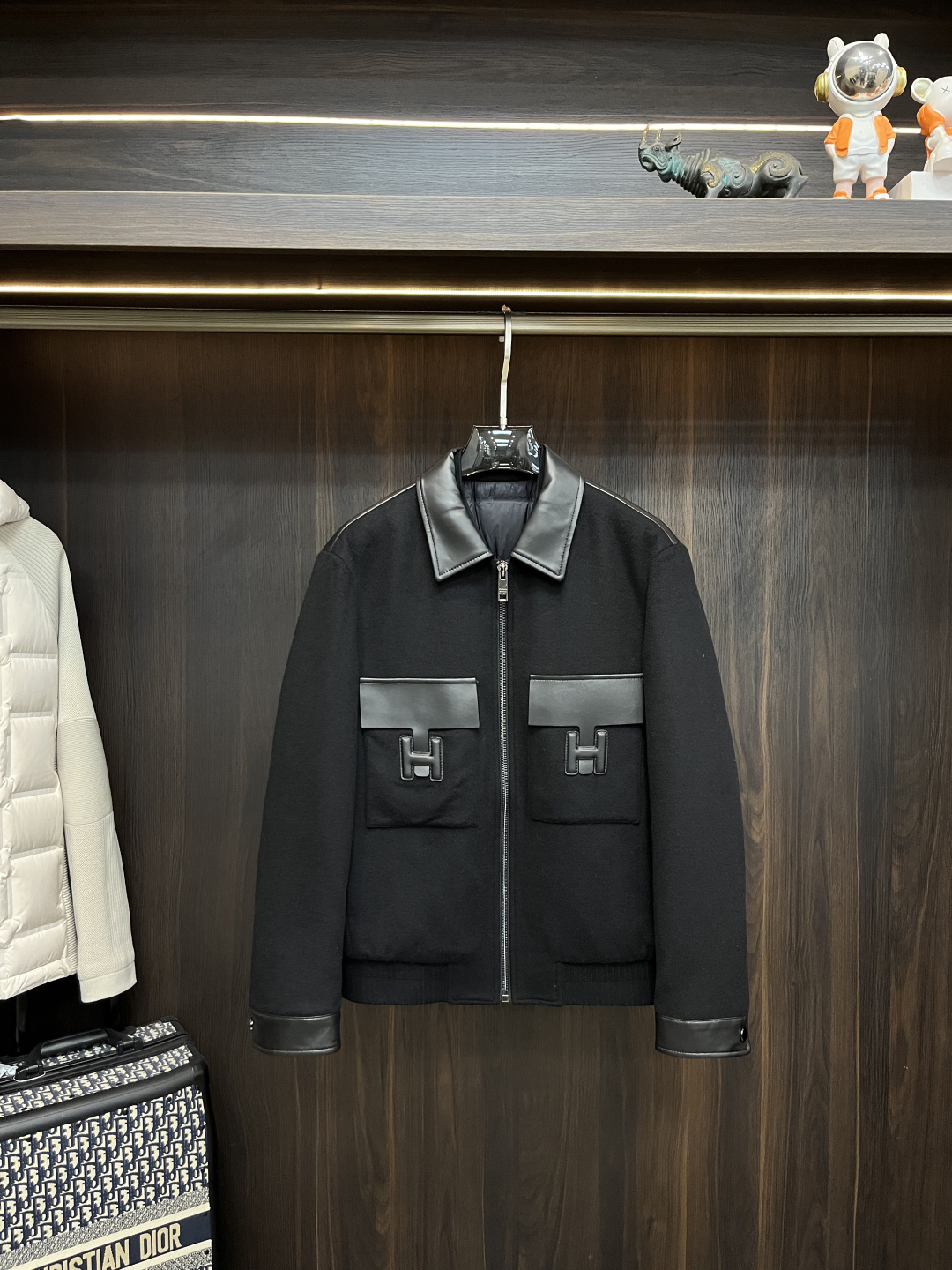 NO:650286,Mainly recommending down Hermes 2025ss autumn new release Hermes lapel down jacket, autumn's hottest down jacket, 90 white duck down filling!  Wearing it makes you feel comfortable and slim, lazy and casual, and combined with clean and simple colors, it is particularly eye-catching and suitable for daily wear~ We introduce sports items decorated with vibrant prints for a fashionable and quality life!  Size M-3XL H2025 new model debut,,hermes,hermes,jackets & coats,down jacket,alexander wang19860909主推羽绒 Hermes 2025ss秋季新款发布爱马仕翻领羽绒外套,秋季爆款羽绒外套,90白鸭绒填充！穿上就是舒适自在又显瘦的存在,慵懒而随性,结合干净简单的色系就特别耐看,适合日常穿着~倾情推出缀饰活力印花的运动单品,时尚品质生活！ 尺码M-3XL H2025新款首发,,hermes,hermes,jackets & coats,down jacket,alexander wang,Men's clothing