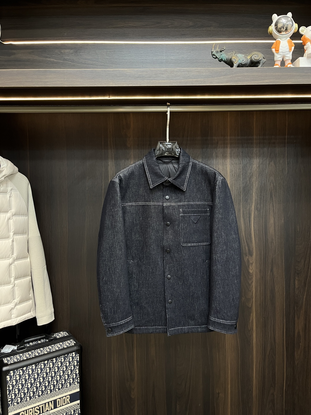 NO:650239,Mainly recommending down Prada 2025ss autumn new release Prada lapel down jacket, the hottest autumn down jacket, 90 white duck down filling!  Wearing it makes you feel comfortable and slim, lazy and casual, and combined with clean and simple colors, it is particularly eye-catching and suitable for daily wear~ We introduce sports items decorated with vibrant prints for a fashionable and quality life!  Size M-3XL H2025 new model debut,, prada, prada, jackets & coats, down jacket, alexander wang19860909主推羽绒 Prada 2025ss秋季新款发布普拉达翻领羽绒外套,秋季爆款羽绒外套,90白鸭绒填充！穿上就是舒适自在又显瘦的存在,慵懒而随性,结合干净简单的色系就特别耐看,适合日常穿着~倾情推出缀饰活力印花的运动单品,时尚品质生活！ 尺码M-3XL H2025新款首发,,prada,prada,jackets & coats,down jacket,alexander wang,Men's clothing