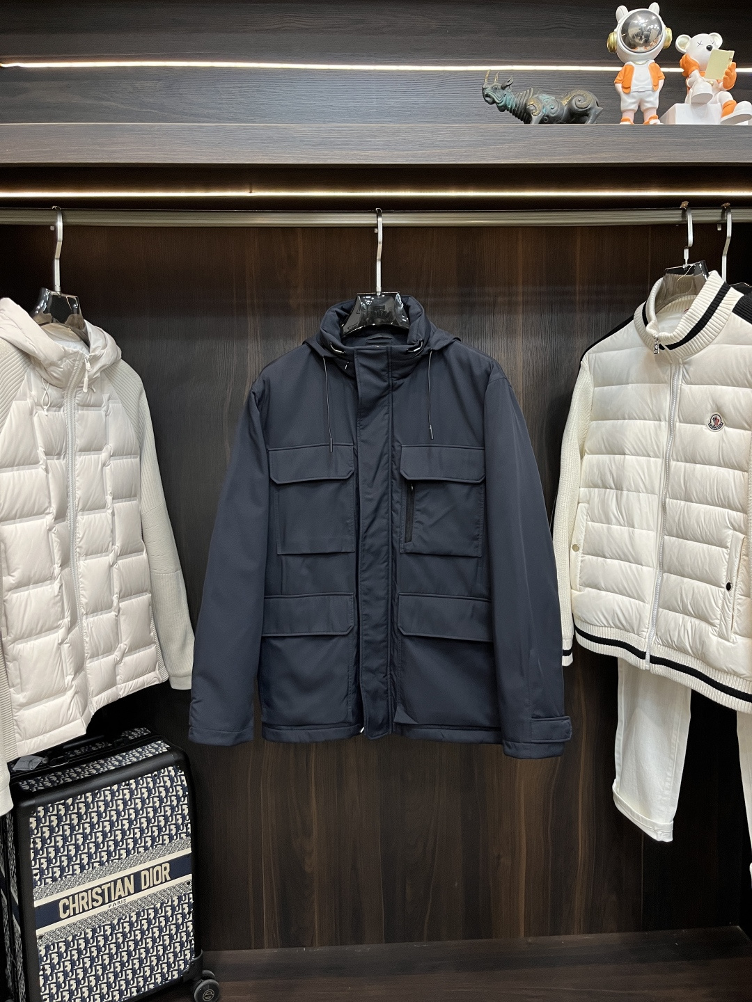 NO:650238,The main recommendation is Zegna Z's new 25SS work jacket. This navy blue high-tech fabric work jacket from Zegna has a rugged style and is decorated with rich practical details. It is a classic item with reliable quality. This padded jacket is equipped with a hood that can be folded into a stand-up collar, and is equipped with adjustable cuffs and waist drawstrings to effectively keep warm and cold. The body is equipped with multiple pockets and leather decoration, making the shape more unique. The fabric is comfortable and elegant, and the upper body effect is great. Highly recommended!  Color Royal Blue Size 48 50 52 54 56 58 60,,zegna,jackets & coats,hats,alexander wang19860909主推 Zegna Z家25SS新款工装夹克,杰尼亚这款海军蓝高科技面料工装夹克风格粗犷,饰有丰富的实用细节,是品质可靠的经典单品.此款填充夹克配有可折入立领的帽兜,配以可调节袖口与腰部抽绳,有效保暖御寒.衣身设有多个口袋和皮革装饰,令造型更显别致.面料舒适大气,上身效果超赞,强烈推荐！ 颜色宝蓝色 码数48 50 52 54 56 58 60,,zegna,jackets & coats,hats,alexander wang,Men's clothing