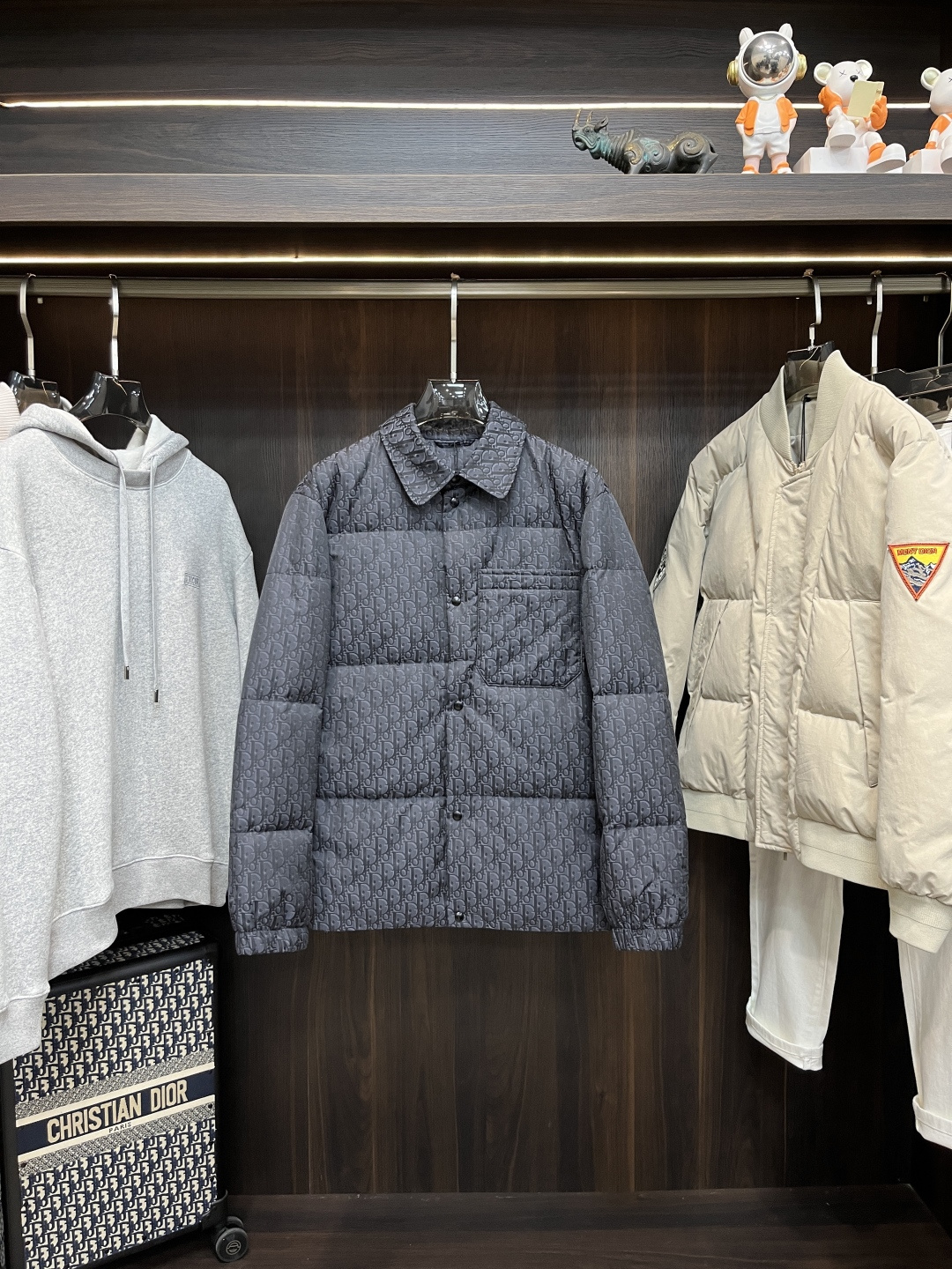 NO:650245,Mainly recommending down Dior 25SS new down jacket Dior's down jacket highlights Dior's classic Oblique print. It is carefully made of black cotton blended fabric, decorated with Dior rubber patch on the back, with chest patch pockets and welt pockets, which is unique. The style is lightweight, the all-over pattern highlights the temperament, and the tonal graphic style details enhance the style of all kinds of outfits. Size 46 48 50 52,, dior, dior, jackets & coats, down  jacket,alexander wang19860909主推羽绒 Dior 25SS新款羽绒外套迪奥这款羽绒外套突显Dior经典的Oblique 印花.采用黑色棉质混纺面料精心制作,背部饰以Dior橡胶补丁,搭配胸前贴袋和贴边口袋,别具一格.款式轻盈,通体图案彰显气质,同色调图形风格细节为各式装扮提升格调. 码数46 48 50 52,,dior,dior,jackets & coats,down jacket,alexander wang,Men's clothing