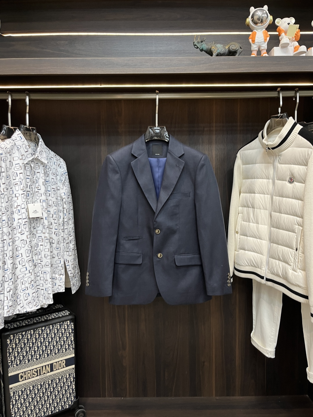 NO:650244,The main recommendation is Zegna Z's new 25SS linen suit jacket. This Zegna suit jacket is made of linen fabric. It is developed and customized with the original 1:1. The suit jacket is close to the chest and the shoulders are slightly protruding. The unique style highlights the exquisite style and easily reflects the charm of men. Highly recommended!  Size 48 50 52 54 56 58 60 Color royal blue,,zegna,jackets & coats,business suit,alexander wang19860909主推 Zegna Z家25SS新款亚麻西服夹克,杰尼亚这款西服夹克采用亚麻面料制作而成,原版1:1开发定做而成,西装夹克贴胸,肩部略显突出,款式独特彰显精美风格,轻松体现出男性的魅力,强烈推荐！ 尺寸48 50 52 54 56 58 60 颜色宝蓝色,,zegna,jackets & coats,business suit,alexander wang,Men's clothing