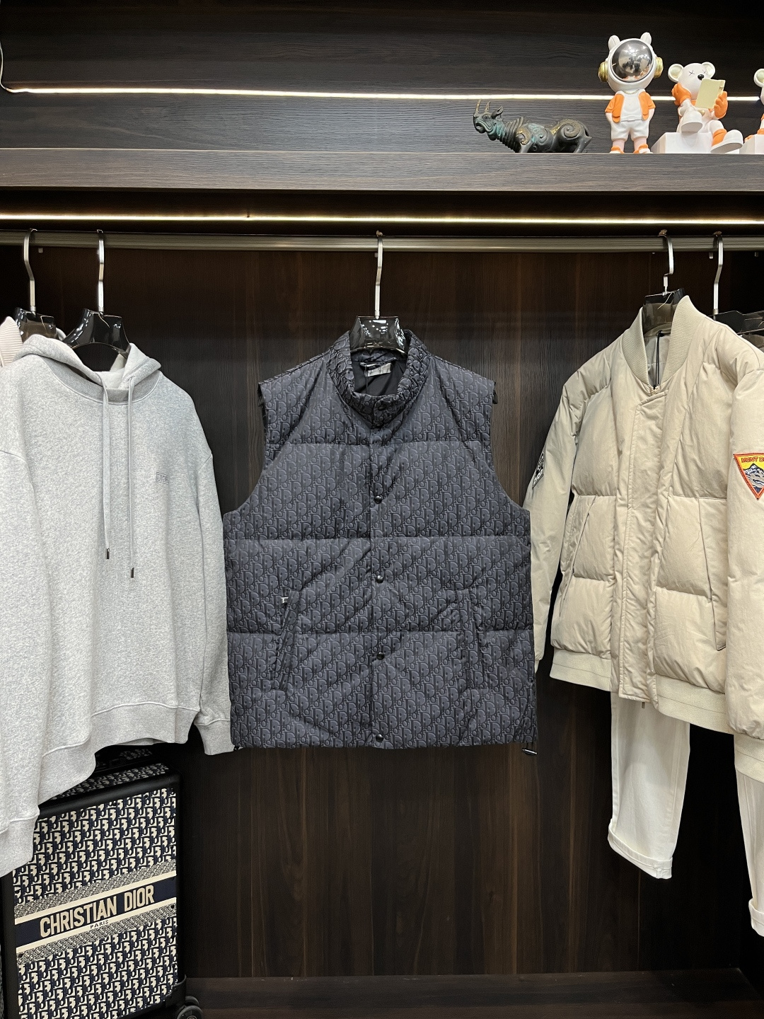 NO:650250,The main recommendation is the new Dior 25SS down vest. Dior's down vest highlights Dior's classic Oblique print. It is carefully made of black cotton blended fabric and decorated with Dior rubber patches on the back. It has a stand-up collar and welt pockets, making it unique. It has a sleeveless silhouette and can be matched with tailoring or sportswear. Highly recommended!  Size 46 48 50 52,,dior,dior,down jacket,alexander wang19860909主推羽绒 Dior 25SS新款羽绒背心,迪奥这款羽绒背心突显Dior经典的Oblique 印花.采用黑色棉质混纺面料精心制作,背面饰以Dior橡胶补丁,搭配立领和贴边口袋,别具一格.无袖廓形,可与精裁装扮或运动服饰搭配.强烈推荐！ 码数46 48 50 52,,dior,dior,down jacket,alexander wang,Men's clothing