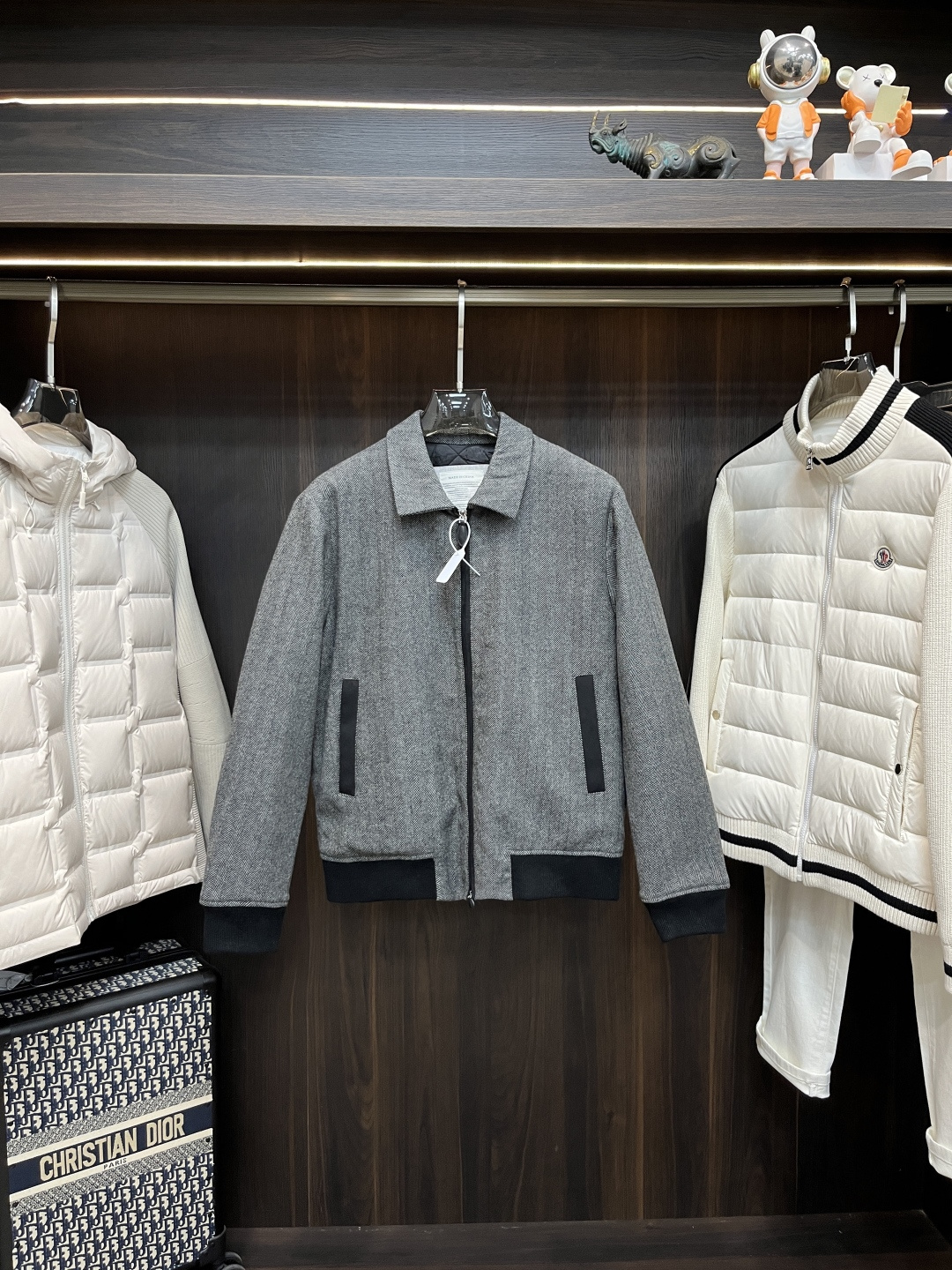 NO:650249,The main recommendation is Bc 25SS new retro brown tone herringbone quilted tweed jacket BC. This herringbone texture is woven with a retro context and the short silhouette neatly reshapes the body proportions. The double-pull zipper outlines smooth lines. The threaded closure locks warmth and prevents drafts. The jacquard lining adds a combat jacket to the wardrobe that can accommodate a variety of body types. It perfectly blends retro texture and pragmatism. Highly recommended!  Code number 48 50 52 54 56,,jackets & coats,alexander wang19860909主推 Bc 25SS新款复古棕调人字纹夹棉呢外套BC这款人字纹肌理织就复古语境短款廓形利落重塑身材比例双拉头拉链勾勒流畅线条螺纹收口锁住温暖不灌风,提花内里,为衣橱添一件能包容多种身型的战衣,让复古质感与实用主义完美融合,强烈推荐！ 码数48 50 52 54 56,,jackets & coats,alexander wang,Men's clothing