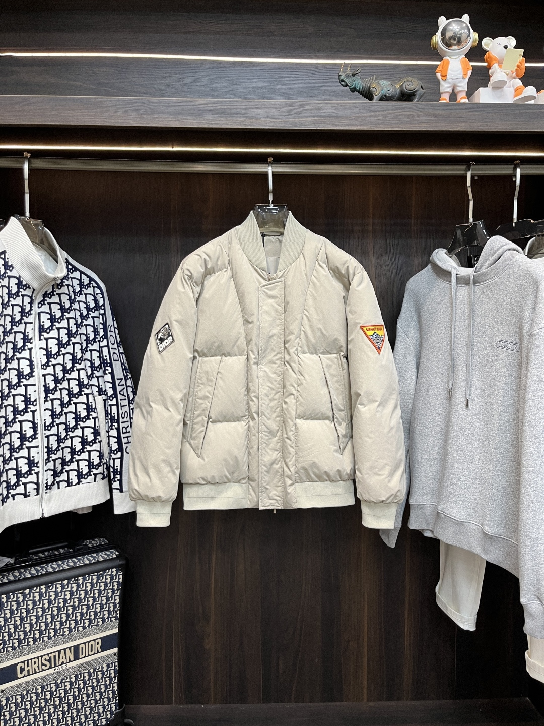 NO:650254,The main recommendation is Dior 25SS new quilted short cotton jacket. Dior's Dior Mountain quilted short jacket is a new product of the 2026 spring men's wear series. It is decorated with patches to show the alpine spirit and the classic Dior haute couture style logo inspired by the Dior archives. It is carefully made of beige cotton blend fabric, with side zipper pockets, hidden opening design and ribbed cuffs and hem. The exquisite color matching and quilted design highlight  Dior style, can be matched with fashionable sports style outfits. Highly recommended!  Color khaki Code number 46 48 50 52,,dior,dior,jackets & coats,alexander wang19860909主推 Dior 25SS新款绗缝短棉夹克,迪奥这款Dior Mountain 绗缝短夹克是二零二六春季男装系列新品,饰以补丁,展现高山精神和灵感源自Dior档案的Dior 高订风格经典标识.采用米色棉质混纺面料精心制作,搭配侧面拉链口袋、隐藏式开合设计以及罗纹袖口和底边.精致的配色和绗缝设计彰显 Dior风格,可与时髦的运动风格装扮搭配.强烈推荐！ 颜色卡其色 码数46 48 50 52,,dior,dior,jackets & coats,alexander wang,Men's clothing