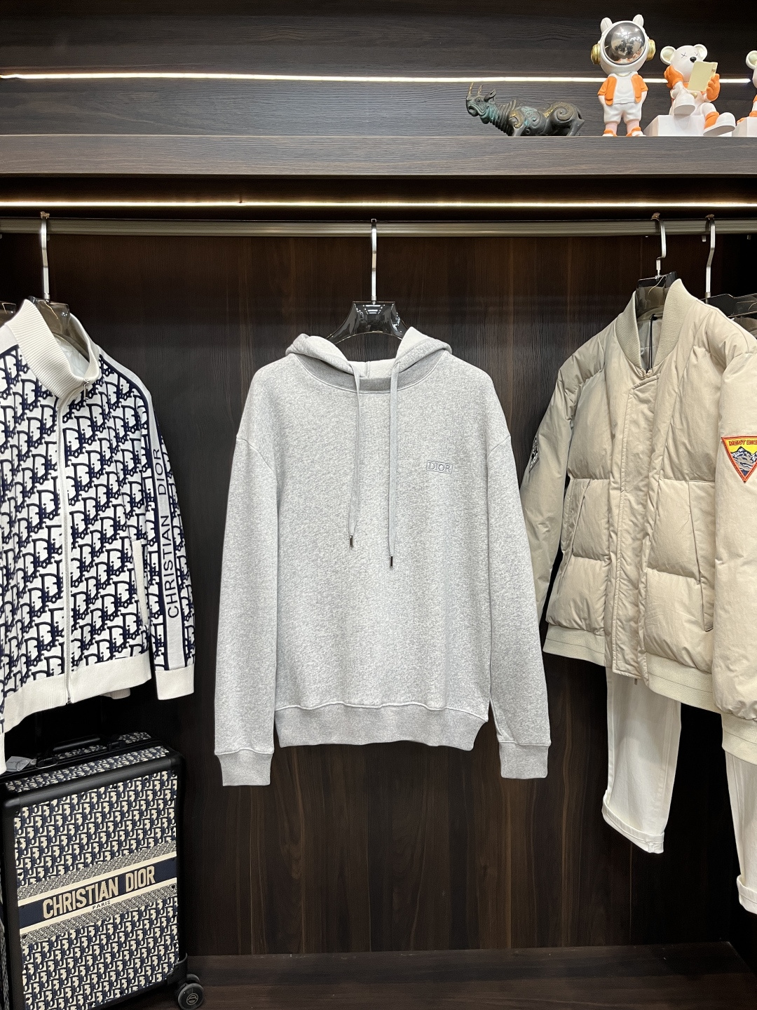 NO:650258,Mainly recommended Dior 25SS new Icons hooded sweatshirt gray cashmere blended fleece fabric layered tones, this Dior Icons hooded sweatshirt is the main item of men's clothing. Carefully crafted with gray cashmere blended fleece material, showing layered tones, round neck effect details and Dior Icons embroidery are unique. Warm and elegant, can be matched well with sports pants. Color Gray Size S M L XL,, dior, hats, alexander wang19860909主推 Dior 25SS新款Icons 连帽运动衫灰色山羊绒混纺起绒面料层次色调,这款 Dior Icons 连帽运动衫是男士服饰的主要单品.采用灰色山羊绒混纺起绒料精心制作,呈现层次色调,圆领效果细节和Dior Icons 刺绣别具一格.温暖优雅,可与运动长裤优良搭配. 颜色灰色 码数S M L XL,,dior,hats,alexander wang,Men's clothing