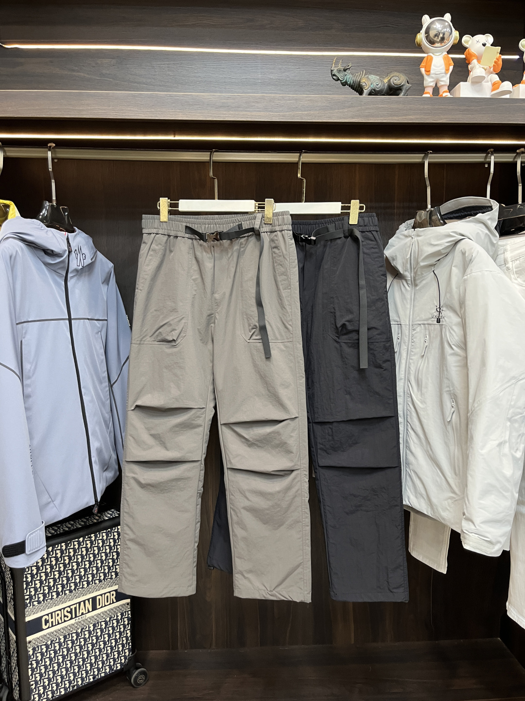 NO:682416,The main recommendation is down Dior's new down pants. These are classic and simple casual down pants, casual and stylish. High-quality 90 white down, soft and warm, super comfortable to wear in autumn and winter. The solid color is versatile and can be easily worn for business and leisure. The details are perfect and the durability is also great. It is a must-have item for high-end men's clothing. Highly recommended!  Color Black Brown Size M-4XL, dior, dior, down jacket,19860909主推羽绒 Dior 迪奥 新款羽绒裤这款是经典简约休闲羽绒裤,休闲又有型.高品质90白羽绒,柔软又保暖,秋冬穿超舒服 .纯色百搭,商务休闲都能轻松驾驭,细节满分,耐用性也很棒,是高端男装必入单品,强烈推荐！ 颜色黑色 咖色 码数M-4XL,,dior,dior,down jacket,,Men's clothing