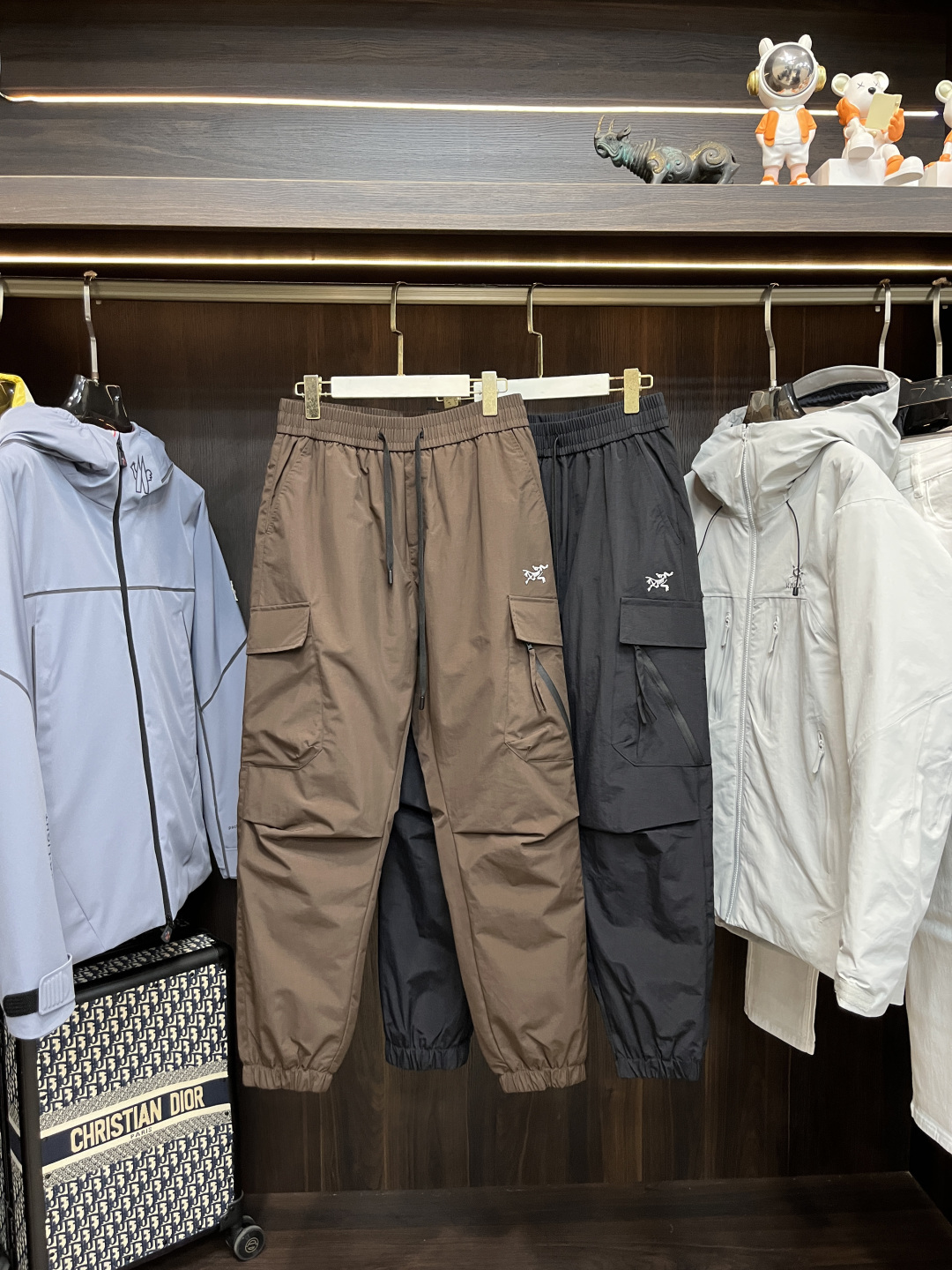 NO:682421,The main recommendation is down Arc'teryx's new down pants. These are classic and simple casual down pants, casual and stylish. High-quality 90 white down, soft and warm, super comfortable to wear in autumn and winter. The solid color is versatile and can be easily worn for business and leisure. The details are perfect and the durability is also great. It is a must-have item for high-end men's clothing. Highly recommended!  Color Black Brown Size M-4XL, arc'teryx, down jacket,19860909主推羽绒 始祖鸟 新款羽绒裤这款是经典简约休闲羽绒裤,休闲又有型.高品质90白羽绒,柔软又保暖,秋冬穿超舒服 .纯色百搭,商务休闲都能轻松驾驭,细节满分,耐用性也很棒,是高端男装必入单品,强烈推荐！ 颜色黑色 咖色 码数M-4XL,arc'teryx,down jacket,,Men's clothing