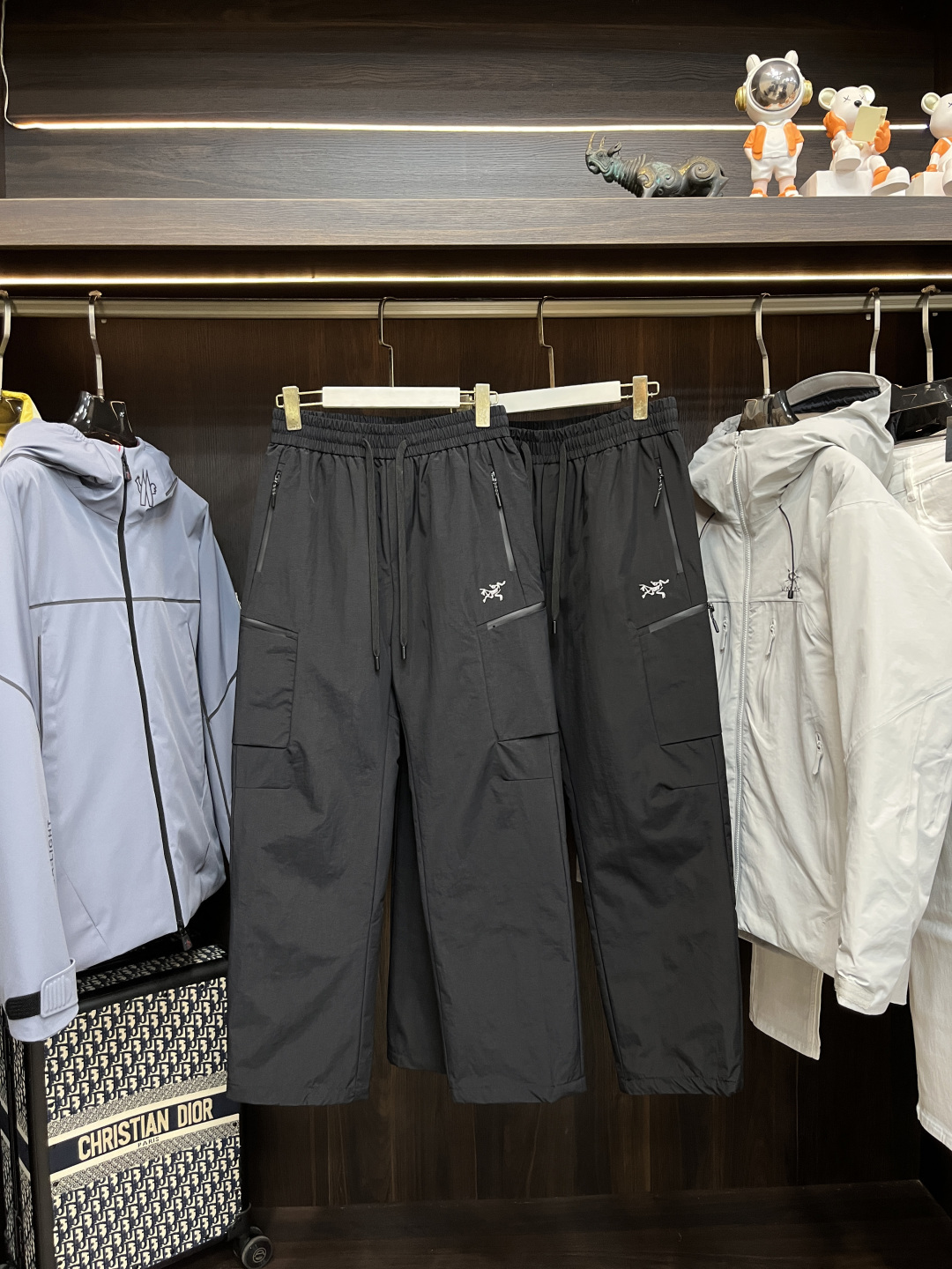 NO:682424,The main recommendation is down Arc'teryx's new down pants. These are classic and simple casual down pants, casual and stylish. High-quality 90 white down, soft and warm, super comfortable to wear in autumn and winter. The solid color is versatile and can be easily worn for business and leisure. The details are perfect and the durability is also great. It is a must-have item for high-end men's clothing. Highly recommended!  Color black dark gray Size M-4XL, arc'teryx, down jacket,19860909主推羽绒 始祖鸟 新款羽绒裤这款是经典简约休闲羽绒裤,休闲又有型.高品质90白羽绒,柔软又保暖,秋冬穿超舒服 .纯色百搭,商务休闲都能轻松驾驭,细节满分,耐用性也很棒,是高端男装必入单品,强烈推荐！ 颜色黑色 深灰 码数M-4XL,arc'teryx,down jacket,,Men's clothing