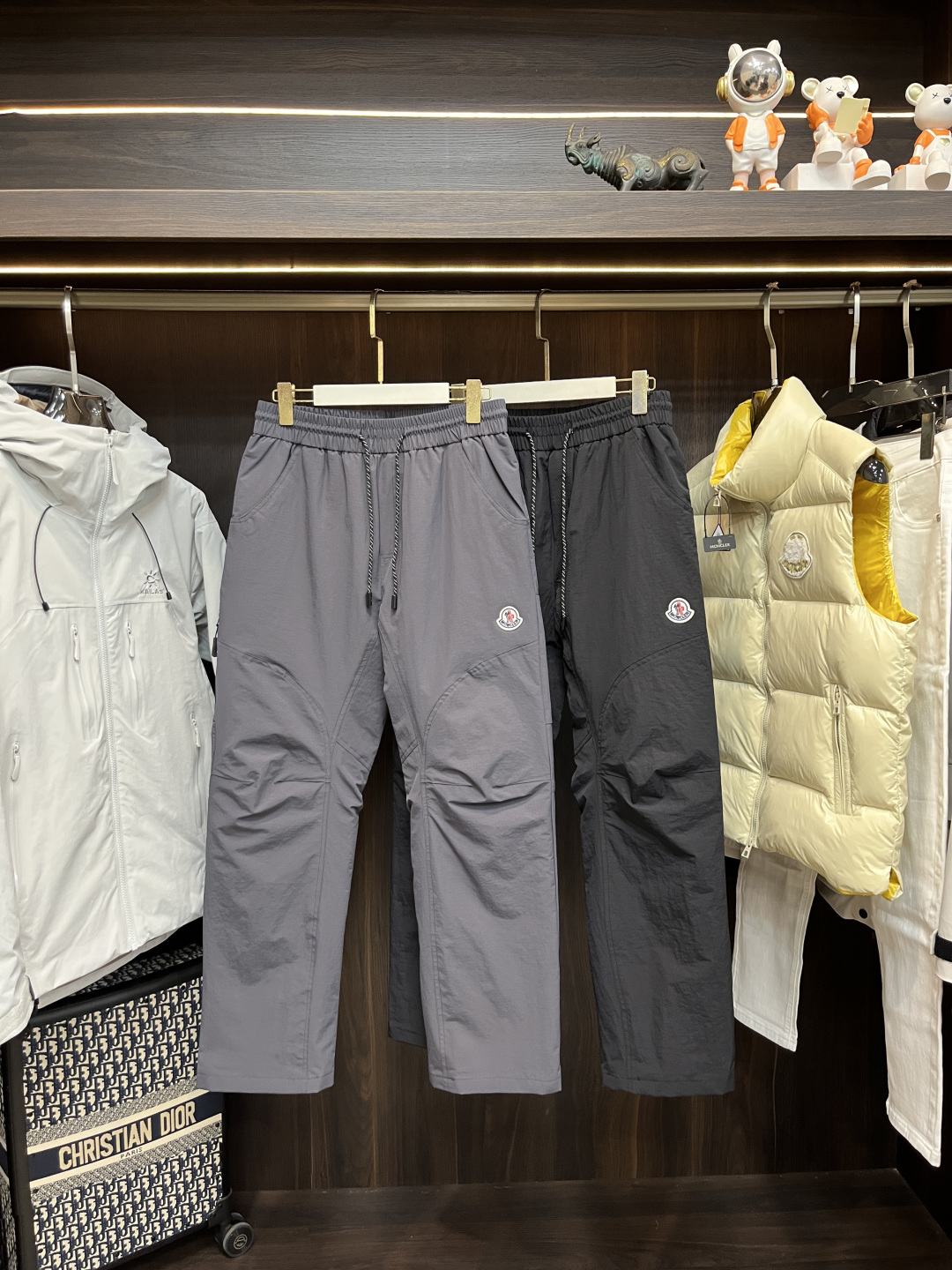 NO:682430,The main recommendation is Moncler's new down pants. These are classic and simple casual down pants, casual and stylish. High-quality 90 white down, soft and warm, super comfortable to wear in autumn and winter. The solid color is versatile and can be easily worn for business and leisure. The details are perfect and the durability is also great. It is a must-have item for high-end men's clothing. Highly recommended!  Color Black Gray Size M-4XL,,Moncler,down jacket,19860909主推羽绒 Moncler 蒙口 新款羽绒裤这款是经典简约休闲羽绒裤,休闲又有型.高品质90白羽绒,柔软又保暖,秋冬穿超舒服 .纯色百搭,商务休闲都能轻松驾驭,细节满分,耐用性也很棒,是高端男装必入单品,强烈推荐！ 颜色黑色 灰色 码数M-4XL,,Moncler,down jacket,,Men's clothing