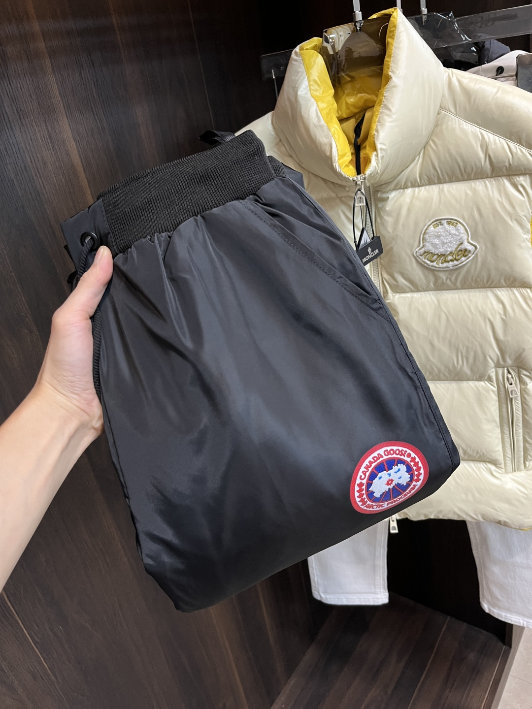 NO:682435,The main recommendation is Canada Goose's new down pants. These are classic and simple casual down pants, casual and stylish. High-quality 90 white down, soft and warm, super comfortable to wear in autumn and winter. The solid color is versatile and can be easily worn for business and leisure. The details are perfect and the durability is also great. It is a must-have item for high-end men's clothing. Highly recommended!  Color Black Brown Size M-4XL,,down jacket,19860909主推羽绒 加拿大鹅 新款羽绒裤这款是经典简约休闲羽绒裤,休闲又有型.高品质90白羽绒,柔软又保暖,秋冬穿超舒服 .纯色百搭,商务休闲都能轻松驾驭,细节满分,耐用性也很棒,是高端男装必入单品,强烈推荐！ 颜色黑色 咖色 码数M-4XL,,down jacket,,Men's clothing