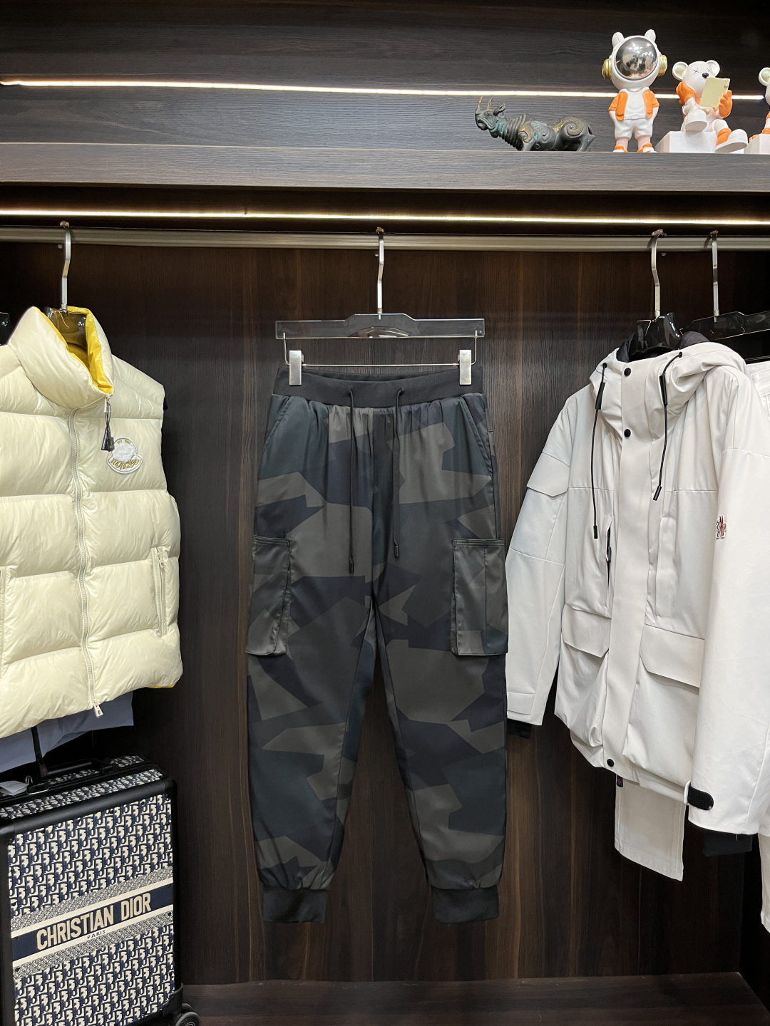 NO:682437,The main recommendation is Valentino's new down pants. These are classic and simple casual down pants, casual and stylish. High-quality 90 white down, soft and warm, super comfortable to wear in autumn and winter. The solid color is versatile and can be easily worn for business and leisure. The details are perfect and the durability is also great. It is a must-have item for high-end men's clothing. Highly recommended!  Color Black Size M-4XL,,valentino,down jacket,19860909主推羽绒 华伦天奴 新款羽绒裤这款是经典简约休闲羽绒裤,休闲又有型.高品质90白羽绒,柔软又保暖,秋冬穿超舒服 .纯色百搭,商务休闲都能轻松驾驭,细节满分,耐用性也很棒,是高端男装必入单品,强烈推荐！ 颜色黑色 码数M-4XL,,valentino,down jacket,,Men's clothing