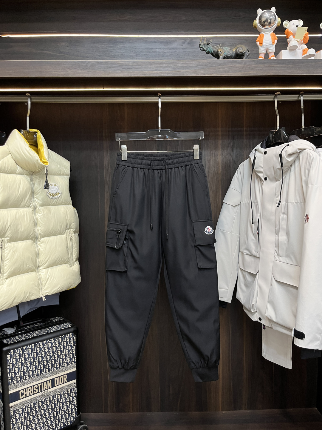 NO:682440,The main recommendation is Moncler's new down pants. These are classic and simple casual down pants, casual and stylish. High-quality 90 white down, soft and warm, super comfortable to wear in autumn and winter. The solid color is versatile and can be easily worn for business and leisure. The details are perfect and the durability is also great. It is a must-have item for high-end men's clothing. Highly recommended!  Color Black Size M-4XL,,Moncler,down jacket,19860909主推羽绒 Moncler 蒙口 新款羽绒裤这款是经典简约休闲羽绒裤,休闲又有型.高品质90白羽绒,柔软又保暖,秋冬穿超舒服 .纯色百搭,商务休闲都能轻松驾驭,细节满分,耐用性也很棒,是高端男装必入单品,强烈推荐！ 颜色黑色 码数M-4XL,,Moncler,down jacket,,Men's clothing